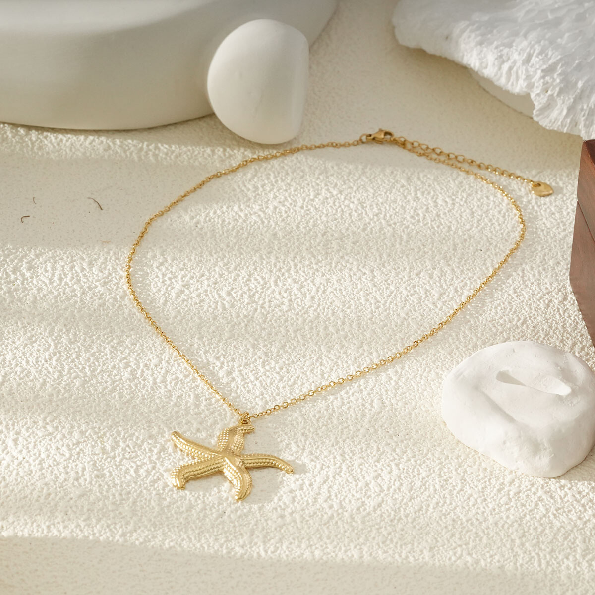 Wholesaler Eclat Paris - Golden fine chain necklace with carved sea star