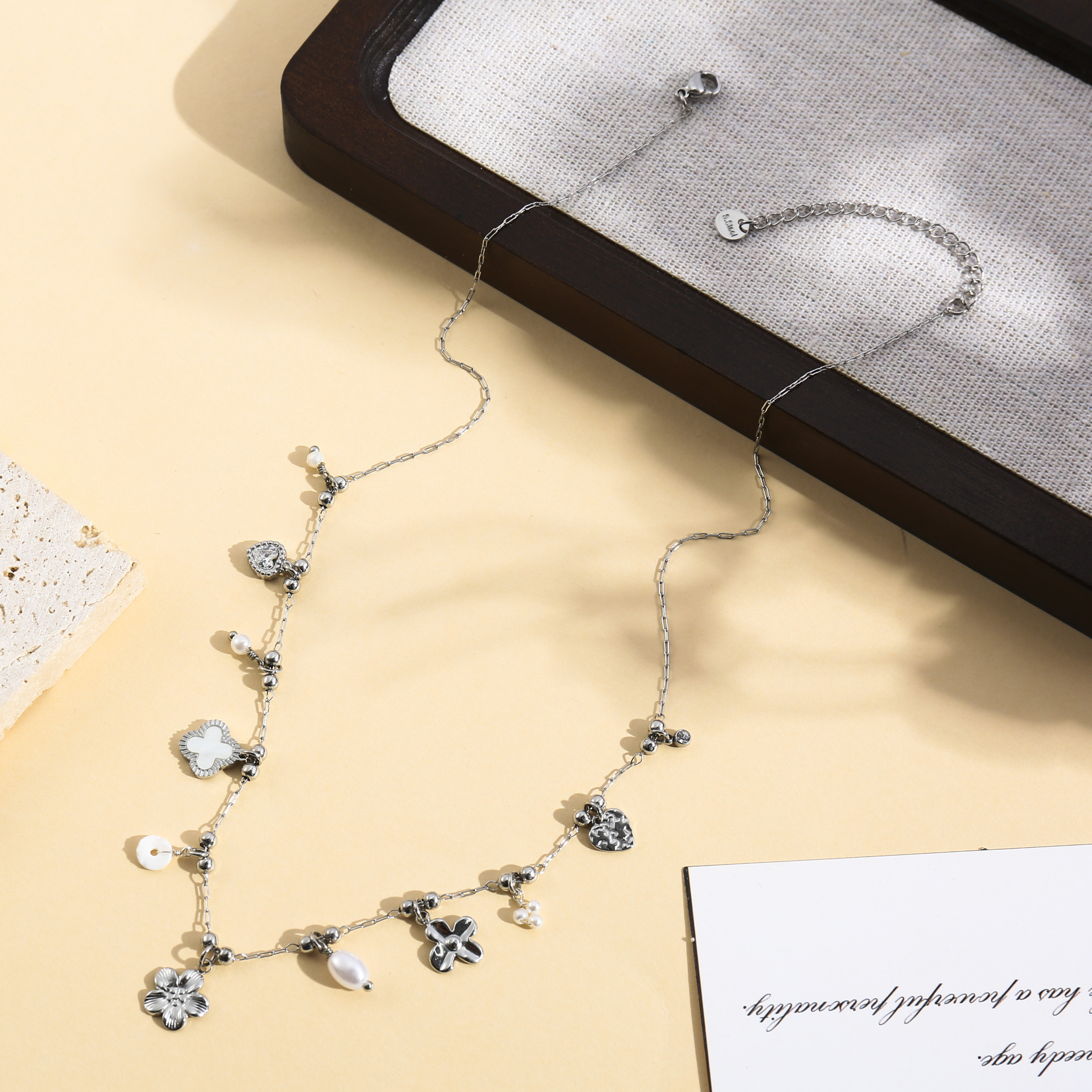 Grossiste Eclat Paris - Collier fin argenté charms fleurs délicates et perles