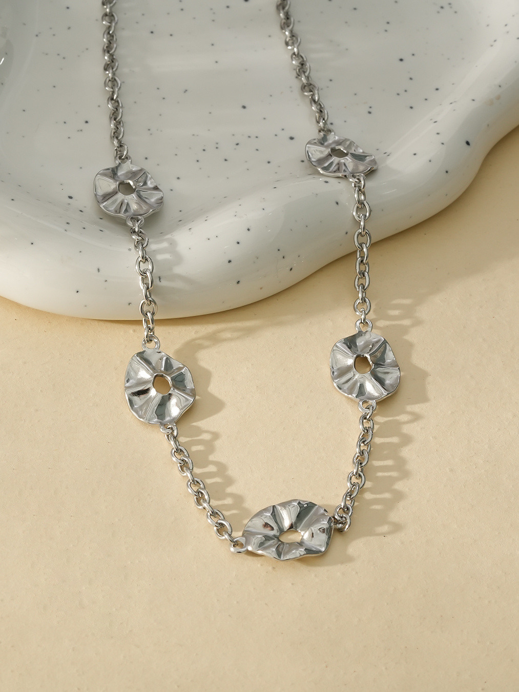 Wholesaler Eclat Paris - Silver Necklace With Five Shiny Wavy Discs