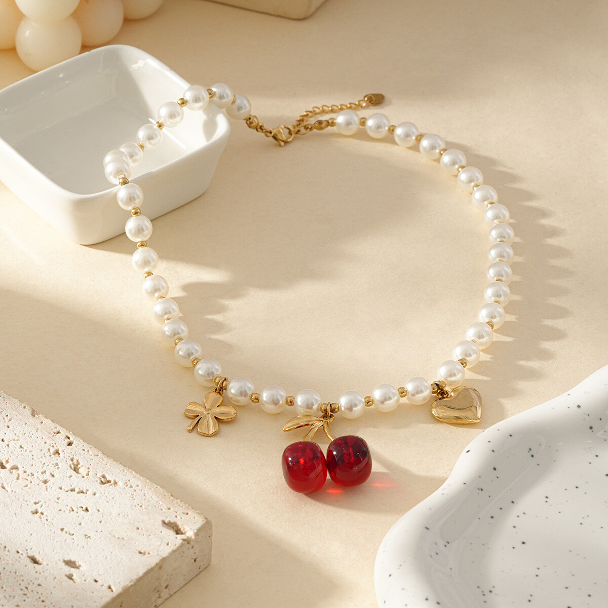 Grossiste Eclat Paris - Collier Doré En Perles Blanches Avec Pendentifs Cerise Cœur Et Trèfle