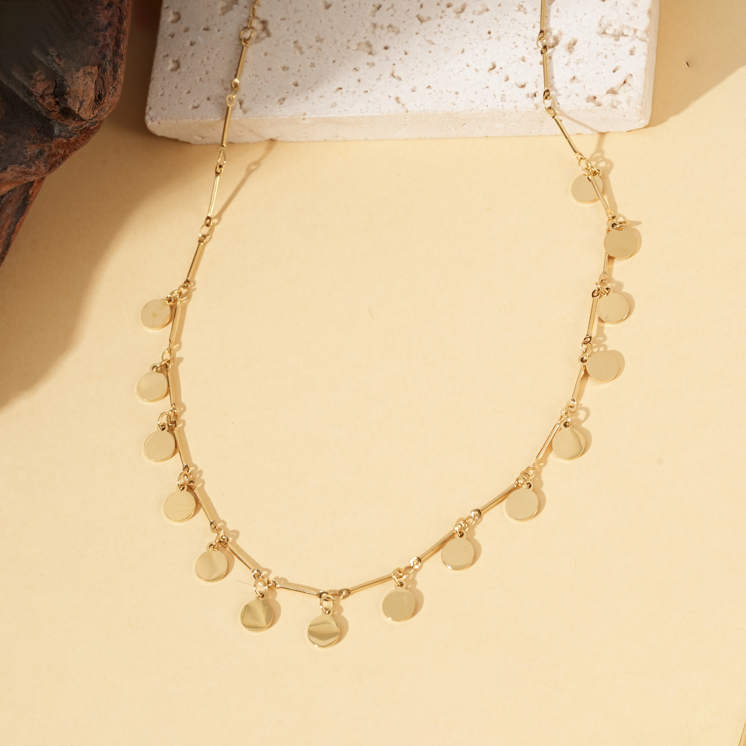 Wholesaler Eclat Paris - Gold necklace with a delicate chain adorned with shiny round discs and smooth bars