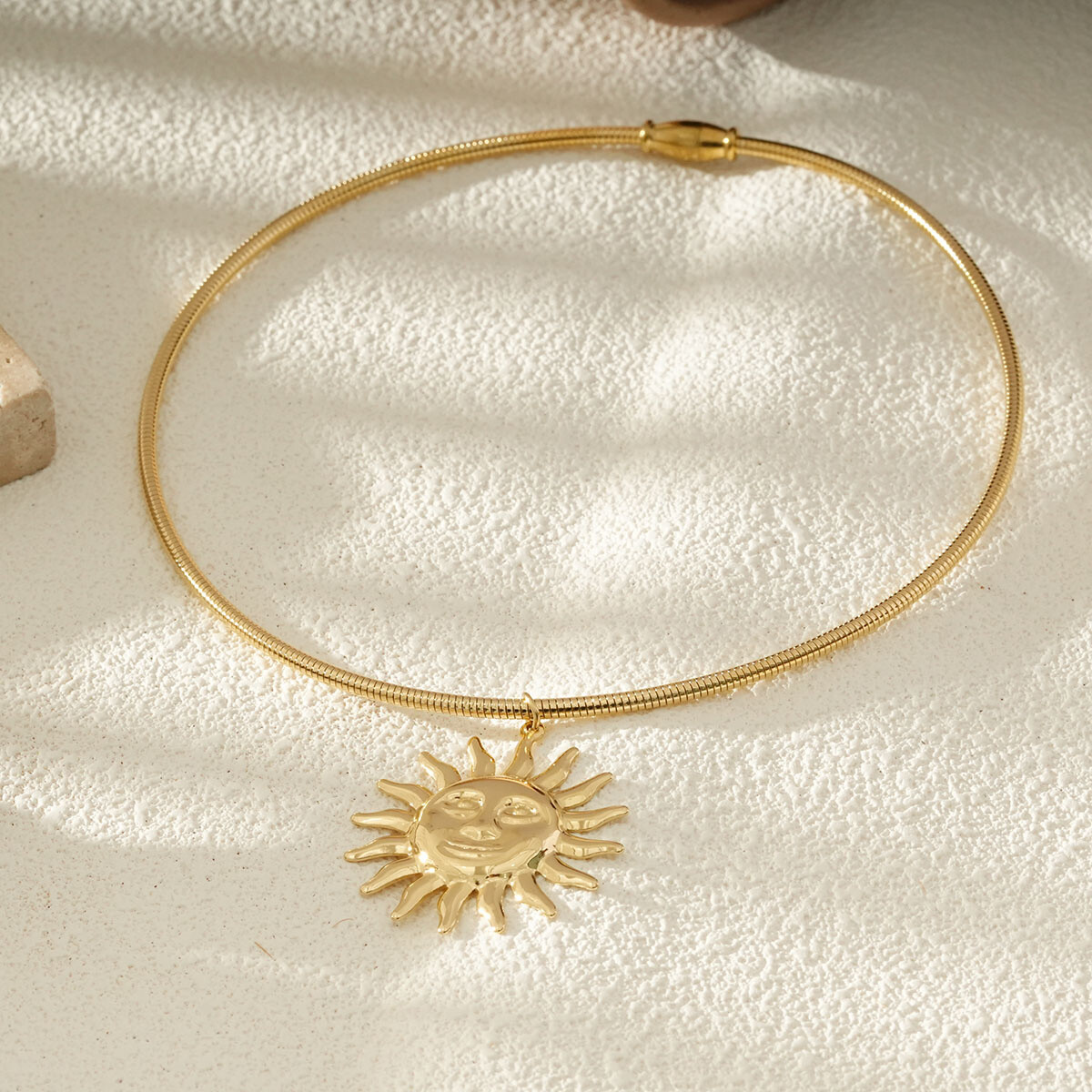 Grossiste Eclat Paris - Collier Chaîne Maille Dorée Avec Pendentif Soleil