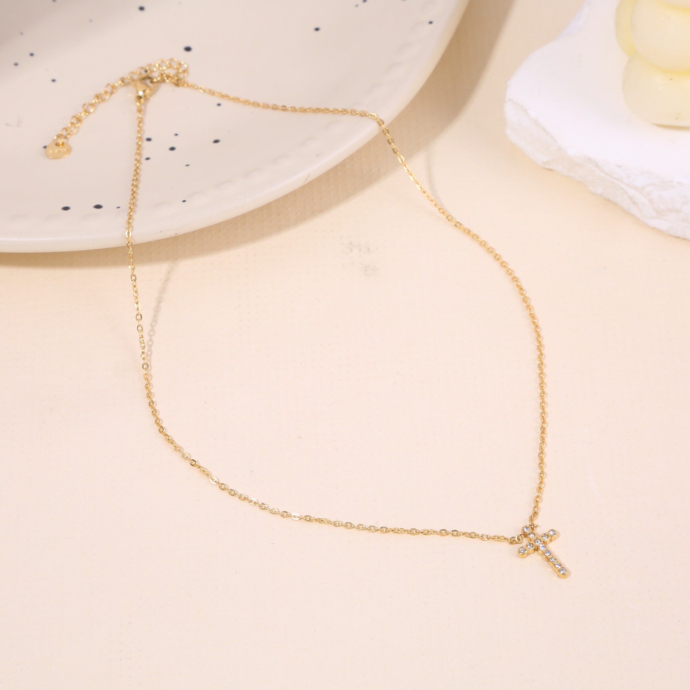 Wholesaler Eclat Paris - Golden fine chain necklace with pendant crossed rhinestone