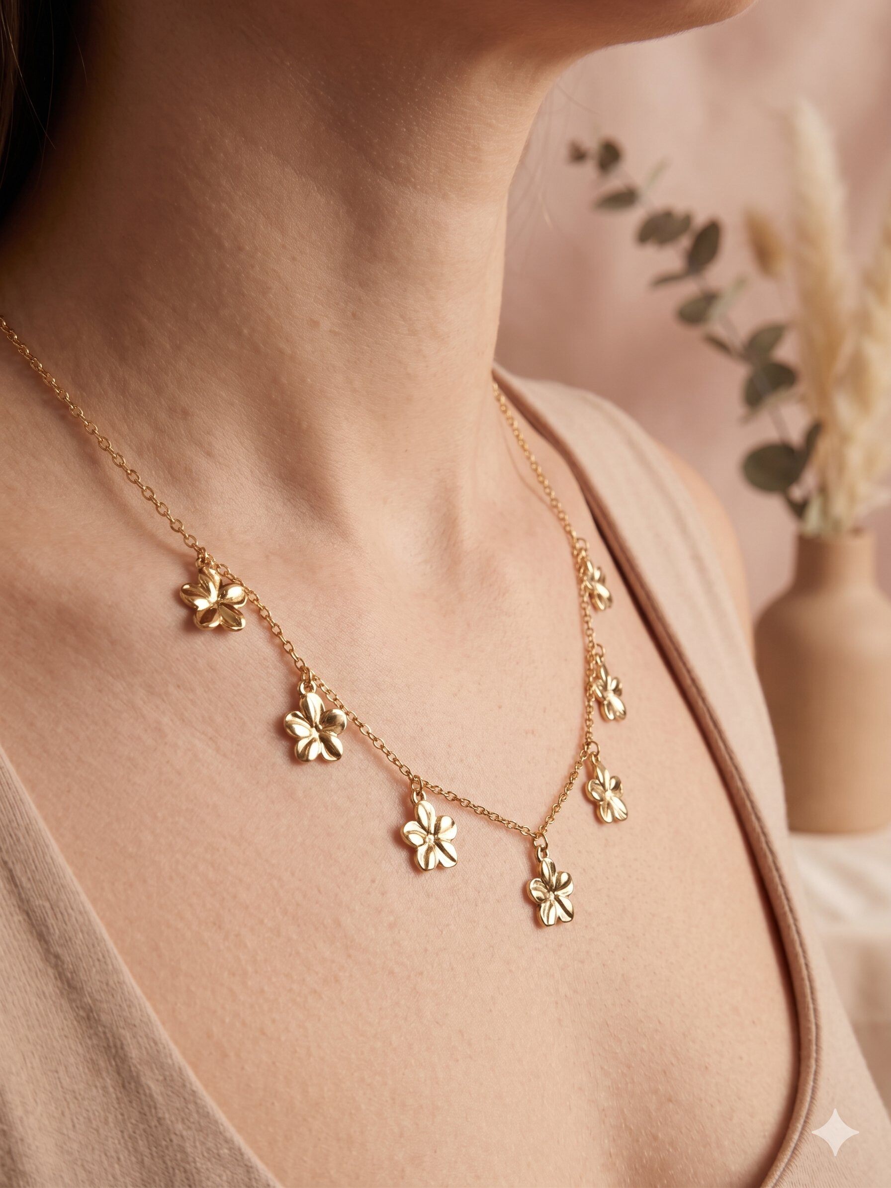 Wholesaler Eclat Paris - Necklace adorned with seven hammered flowers