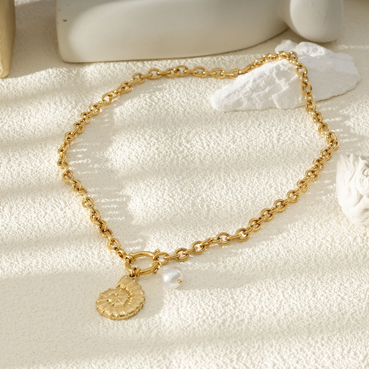 Wholesaler Eclat Paris - Golden chain necklace with shellfish and pearl pendant