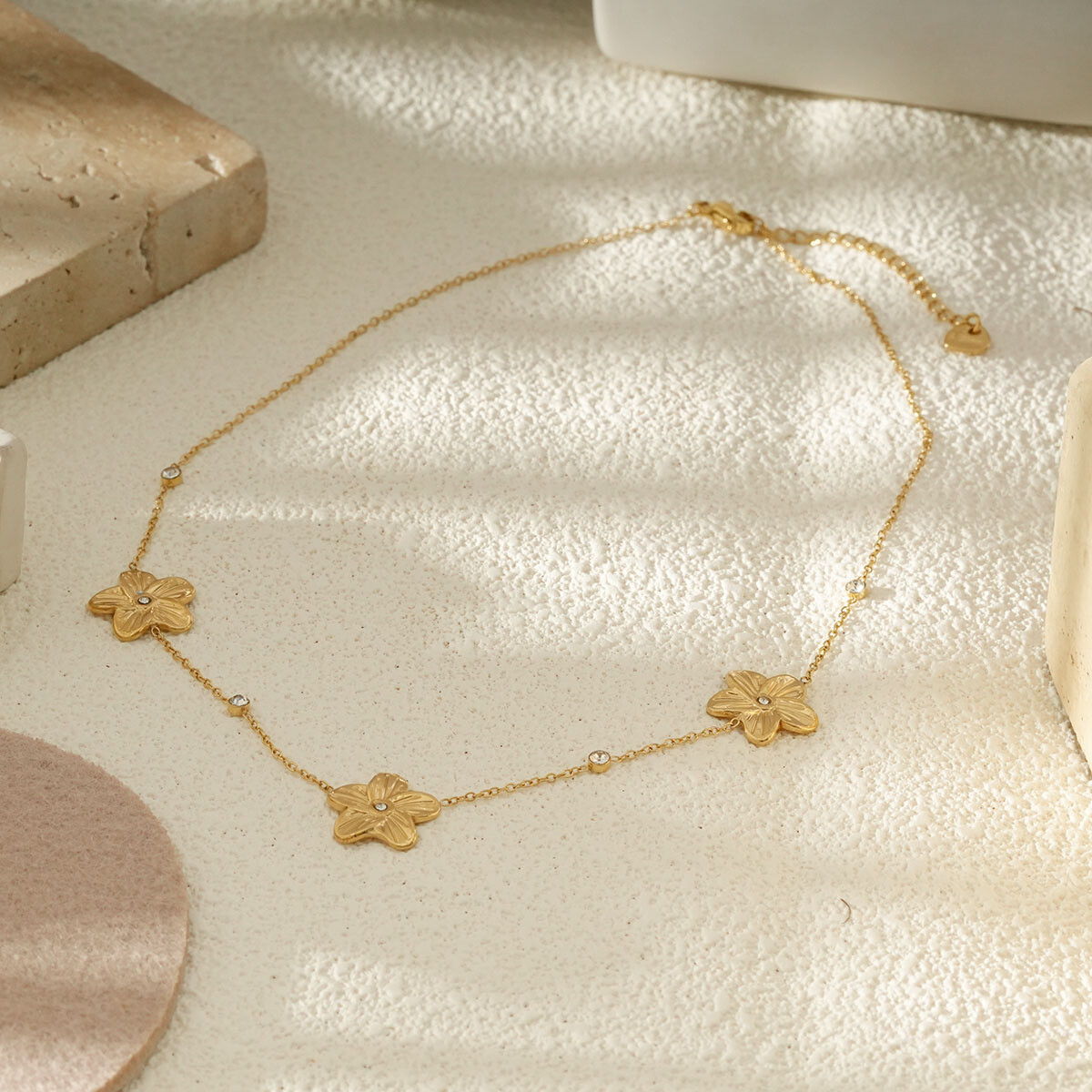 Wholesaler Eclat Paris - Golden fine chain necklace with flowery and rhinestones