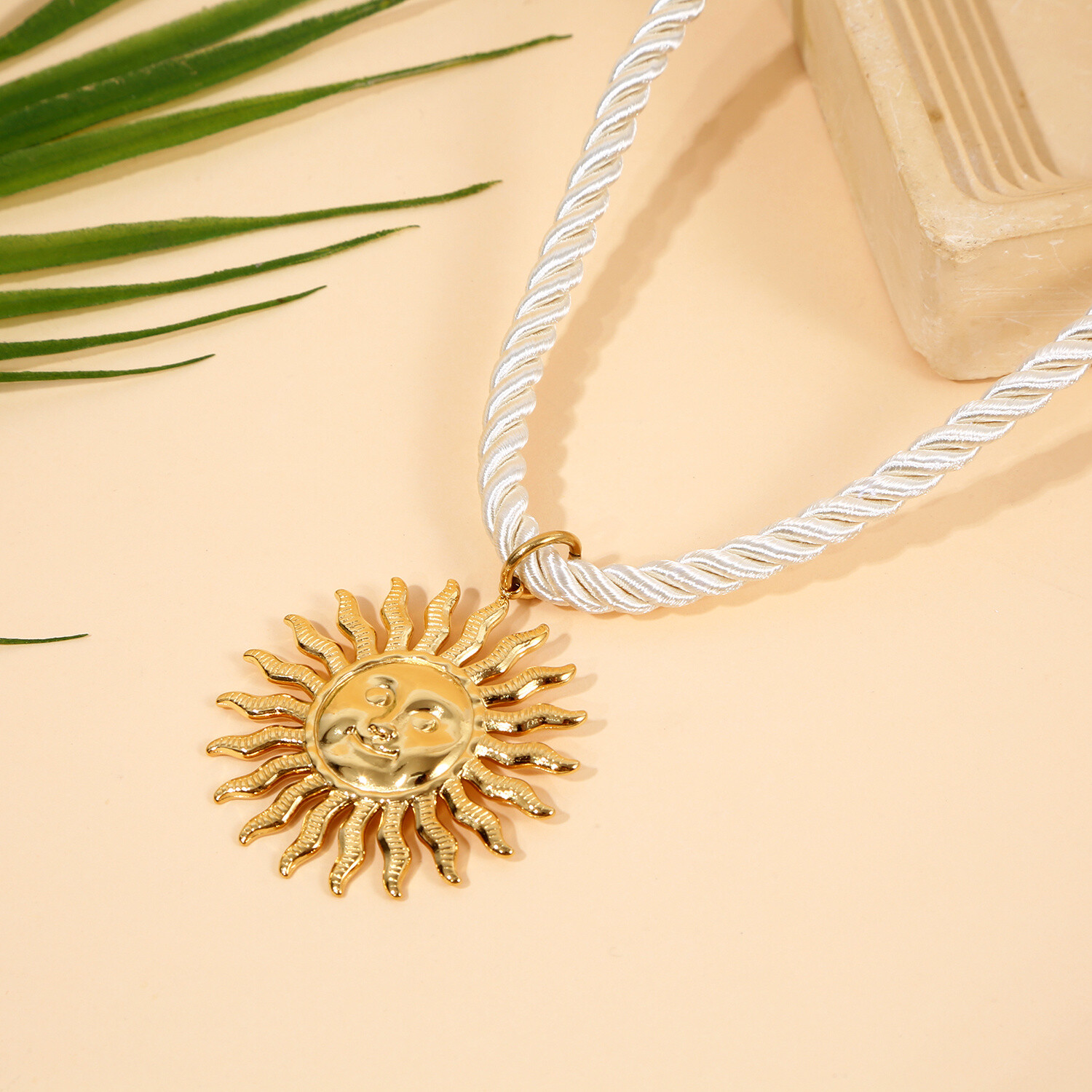 Grossiste Eclat Paris - Collier Corde Torsadée Et Soleil Texturé Doré