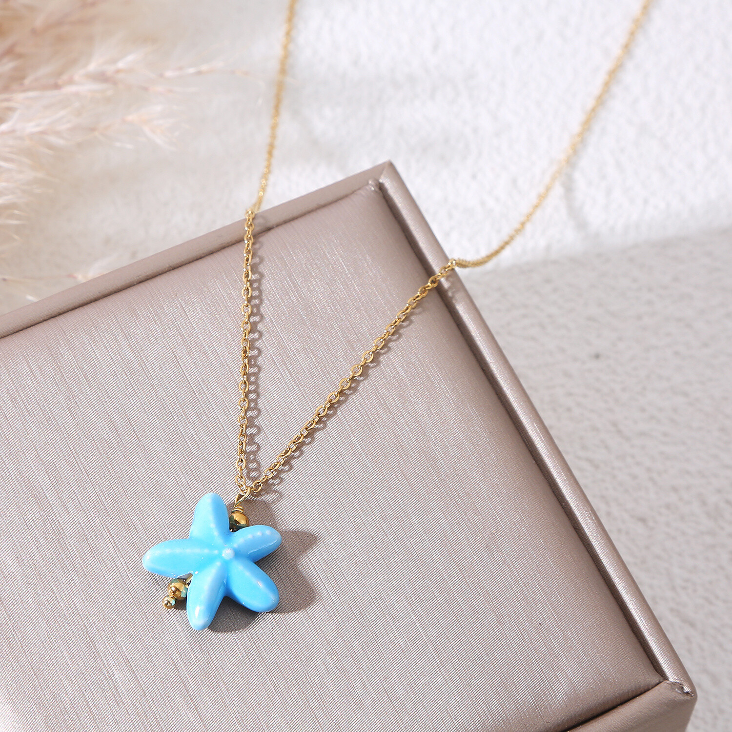 Grossiste Eclat Paris - Collier chaîne fine dorée avec étoile de mer bleue