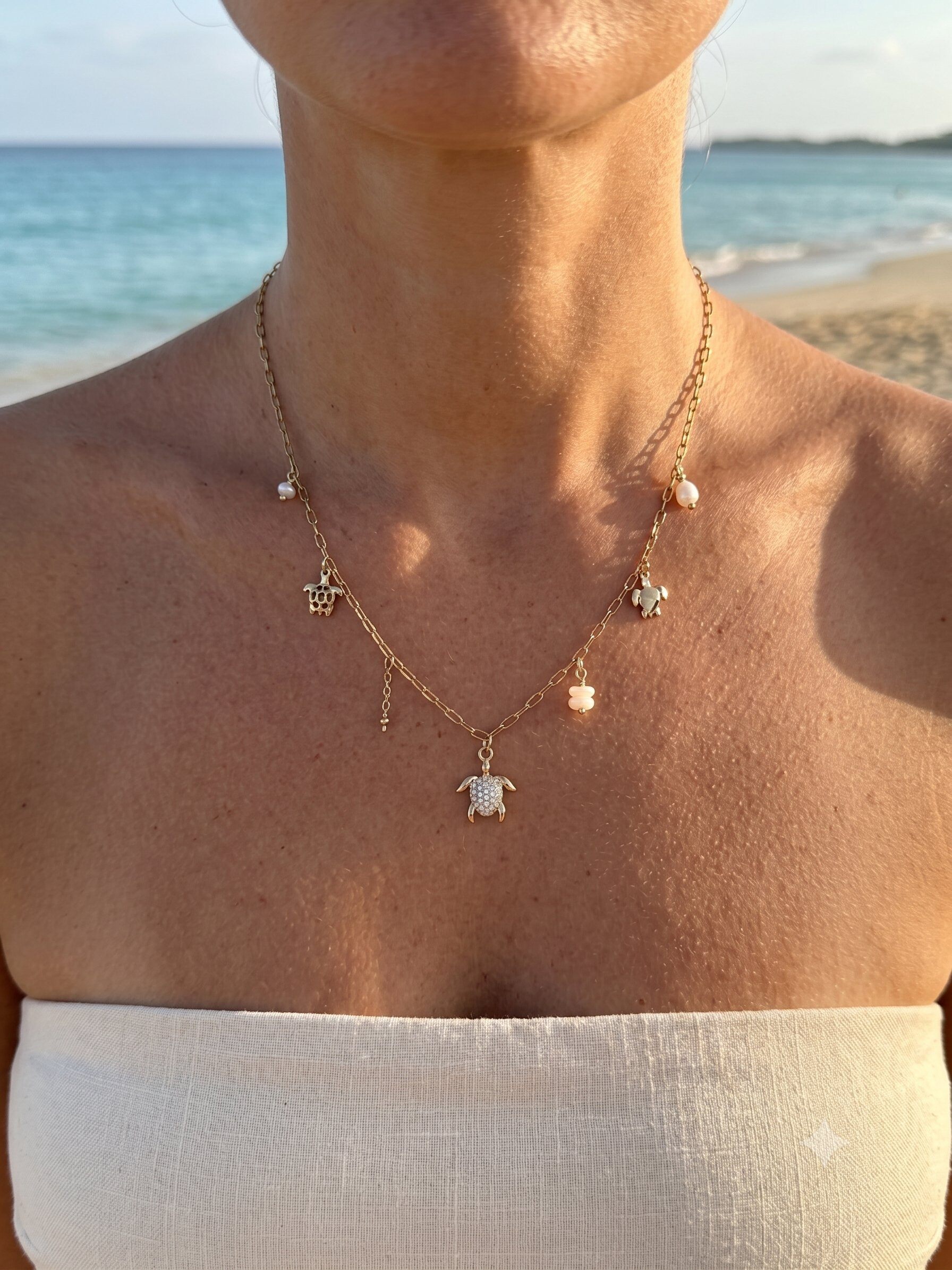 Mayorista Eclat Paris - Collar dorado con dijes de tortuga con strass y perlas blancas