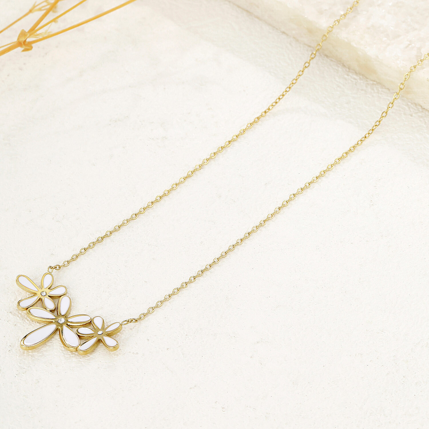 Wholesaler Eclat Paris - Triple white flower gold chain necklace