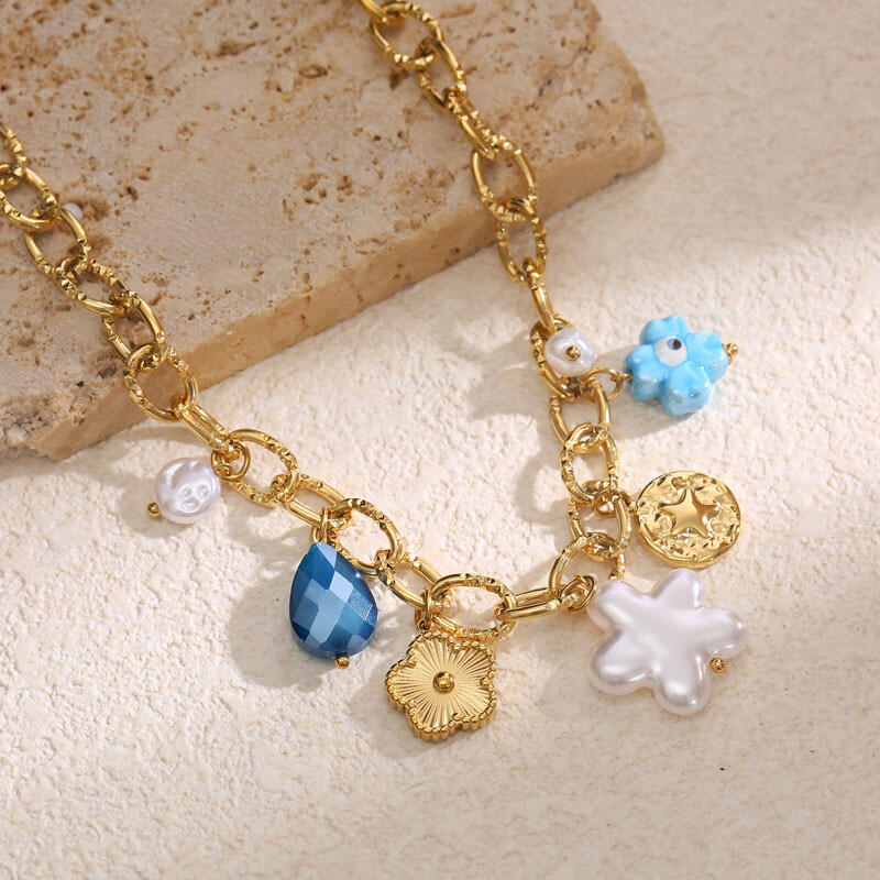 Wholesaler Eclat Paris - Hammered golden chain necklace with flower pendants