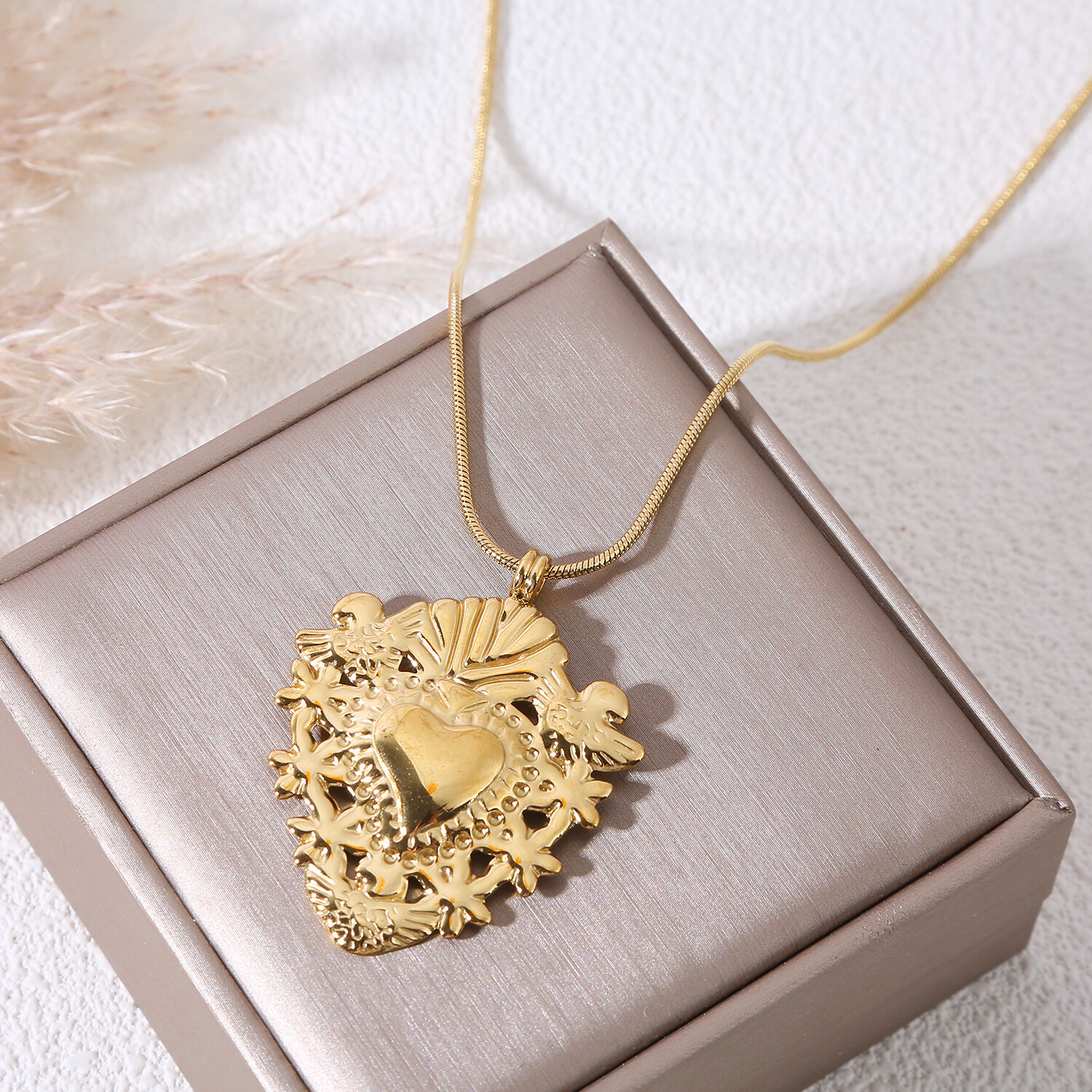 Wholesaler Eclat Paris - Long necklace with golden chain and heart-shaped ex-voto pendant