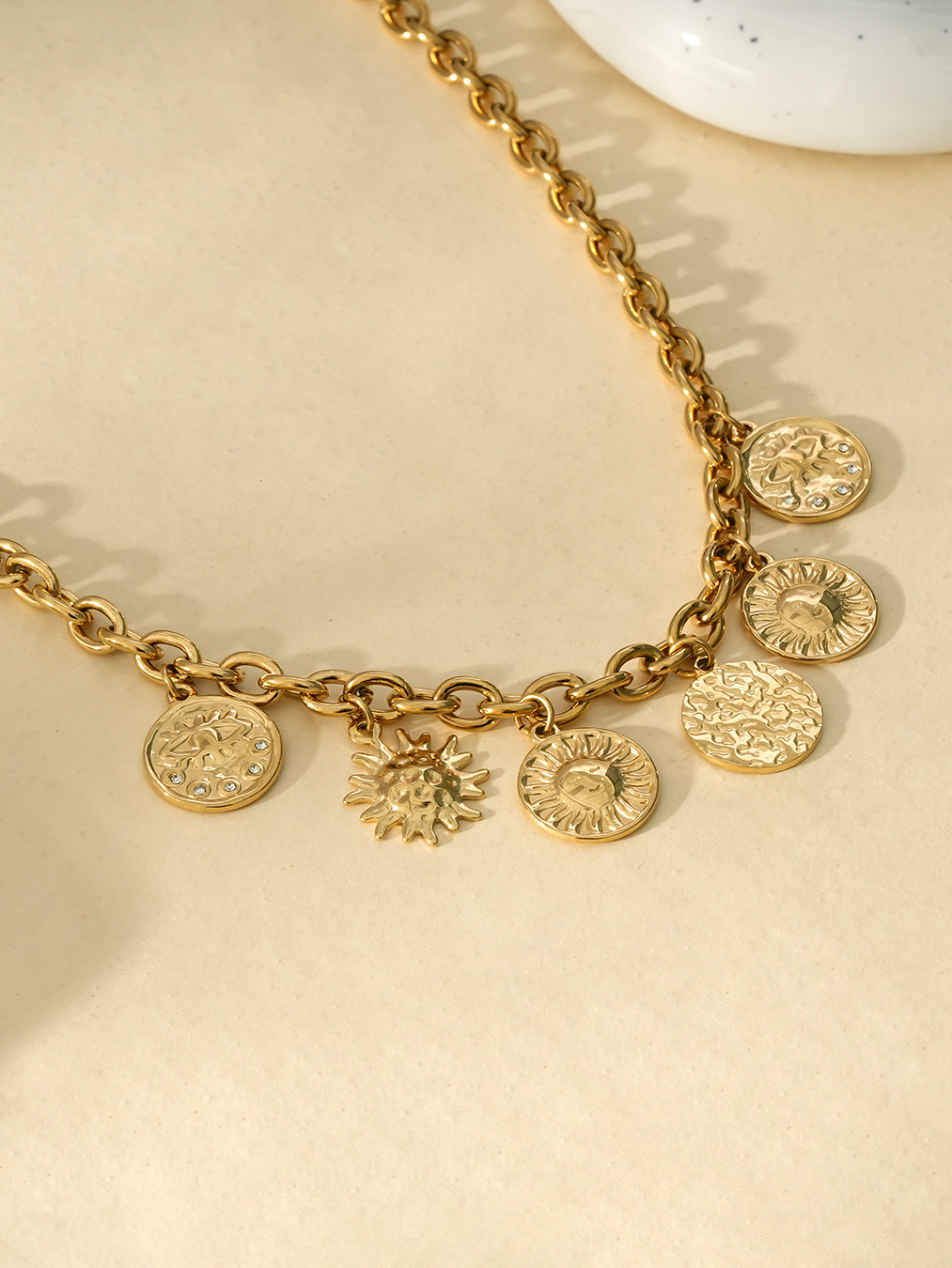Collier Avec Pendentif Flacon Contenant Des Feuilles D'or - Couleur Dorée - Bijou Occasion