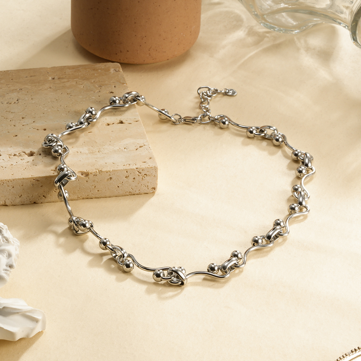 Wholesaler Eclat Paris - Silver Chain Necklace with Curved Links and Shiny Sphere Bead