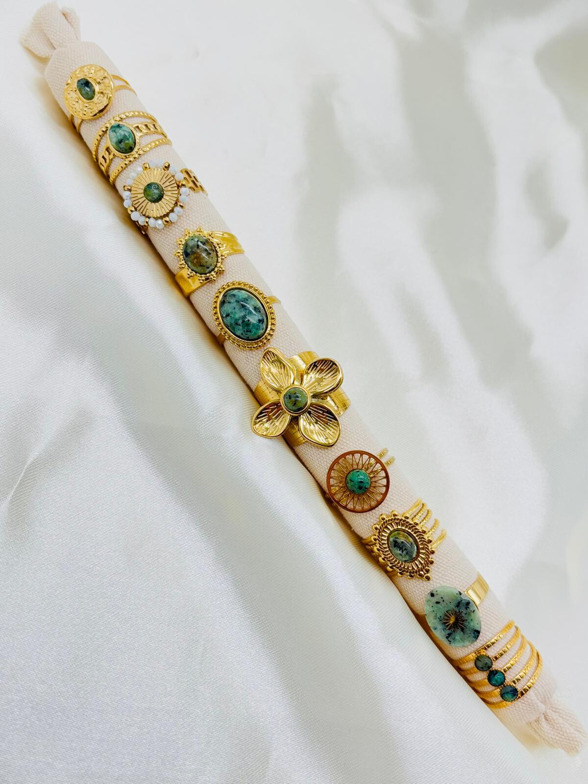 Mayorista Eclat Paris - Conjunto de 10 anillos verdes coloridos en exhibición