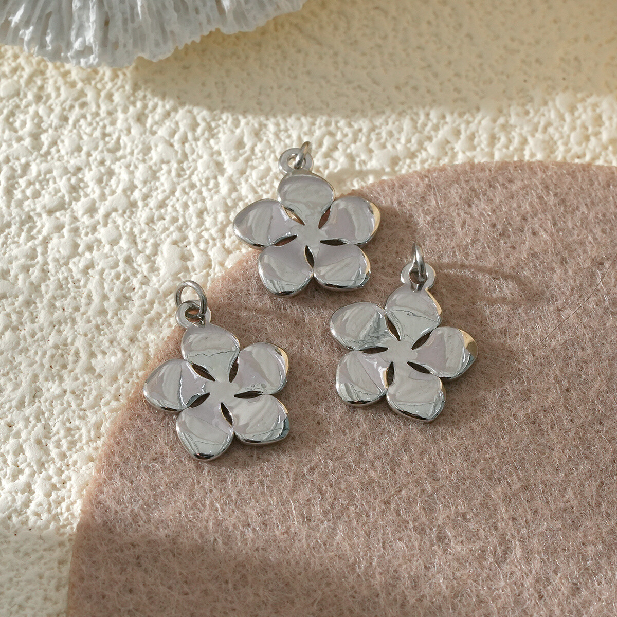 Mayorista Eclat Paris - Conjunto de 3 colgantes de flores plateadas