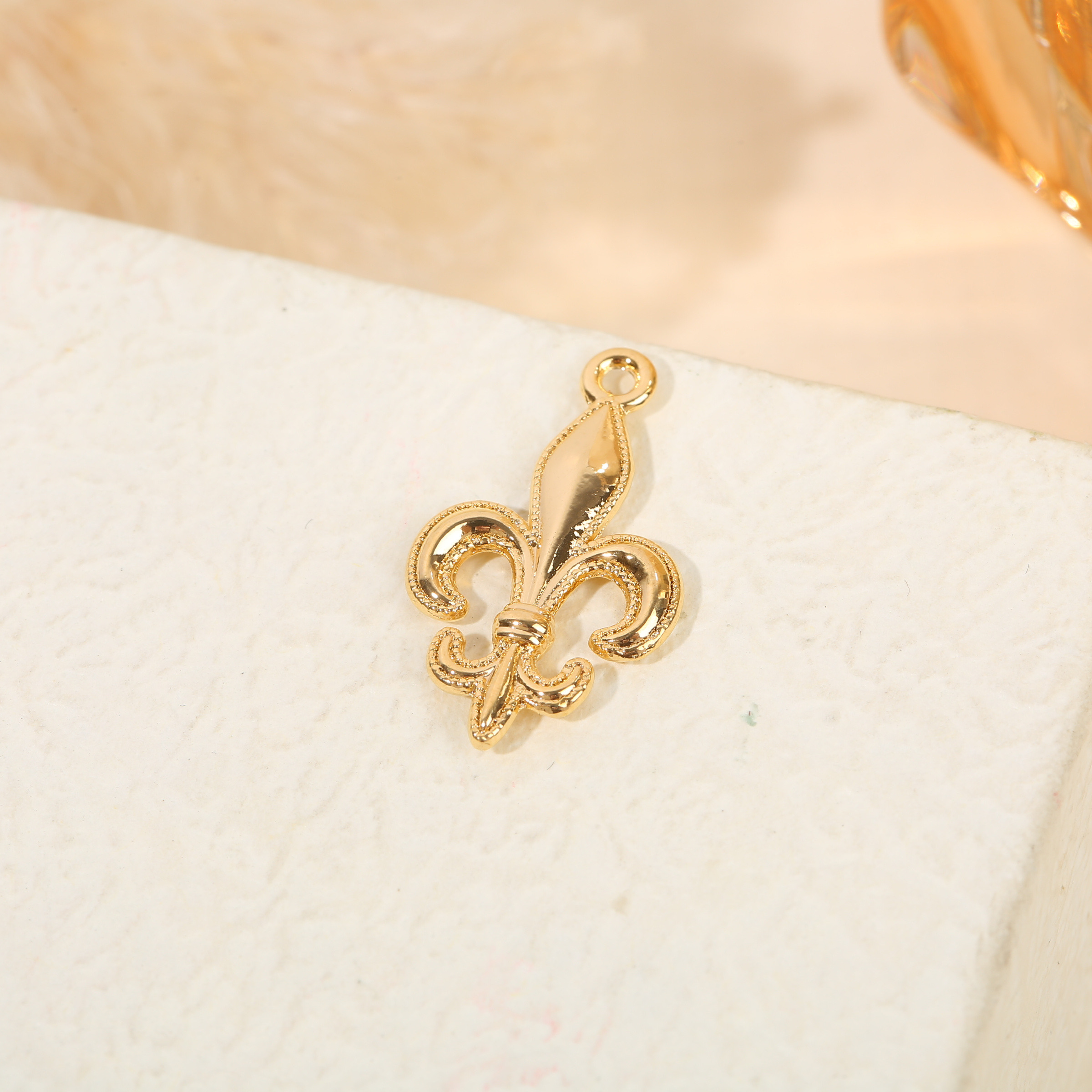 Grossiste Eclat Paris - Lot de 3 pendentifs dorés fleurs de lys sculptée