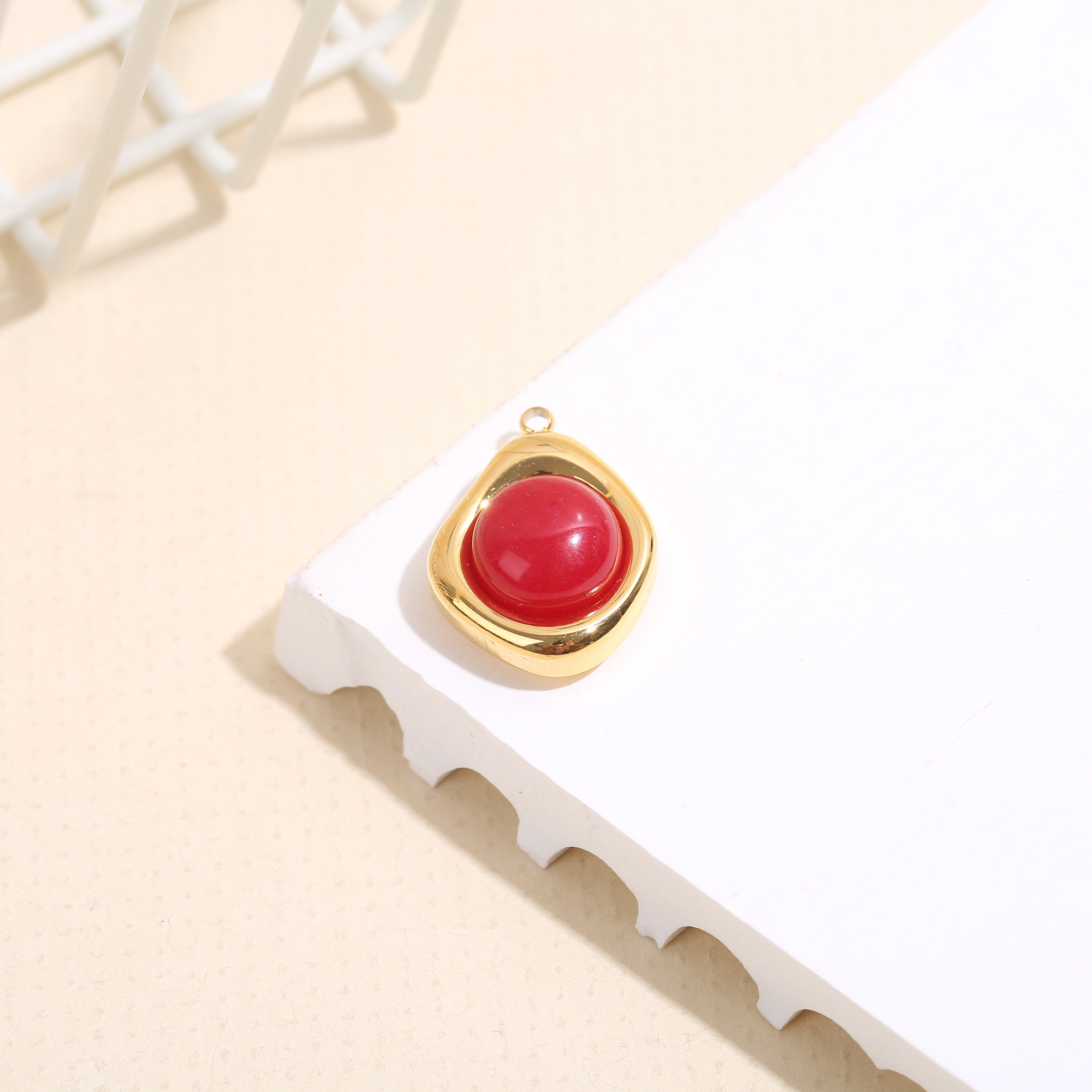 Grossiste Eclat Paris - Lot de 3 pendentifs dorés cabochon rouge
