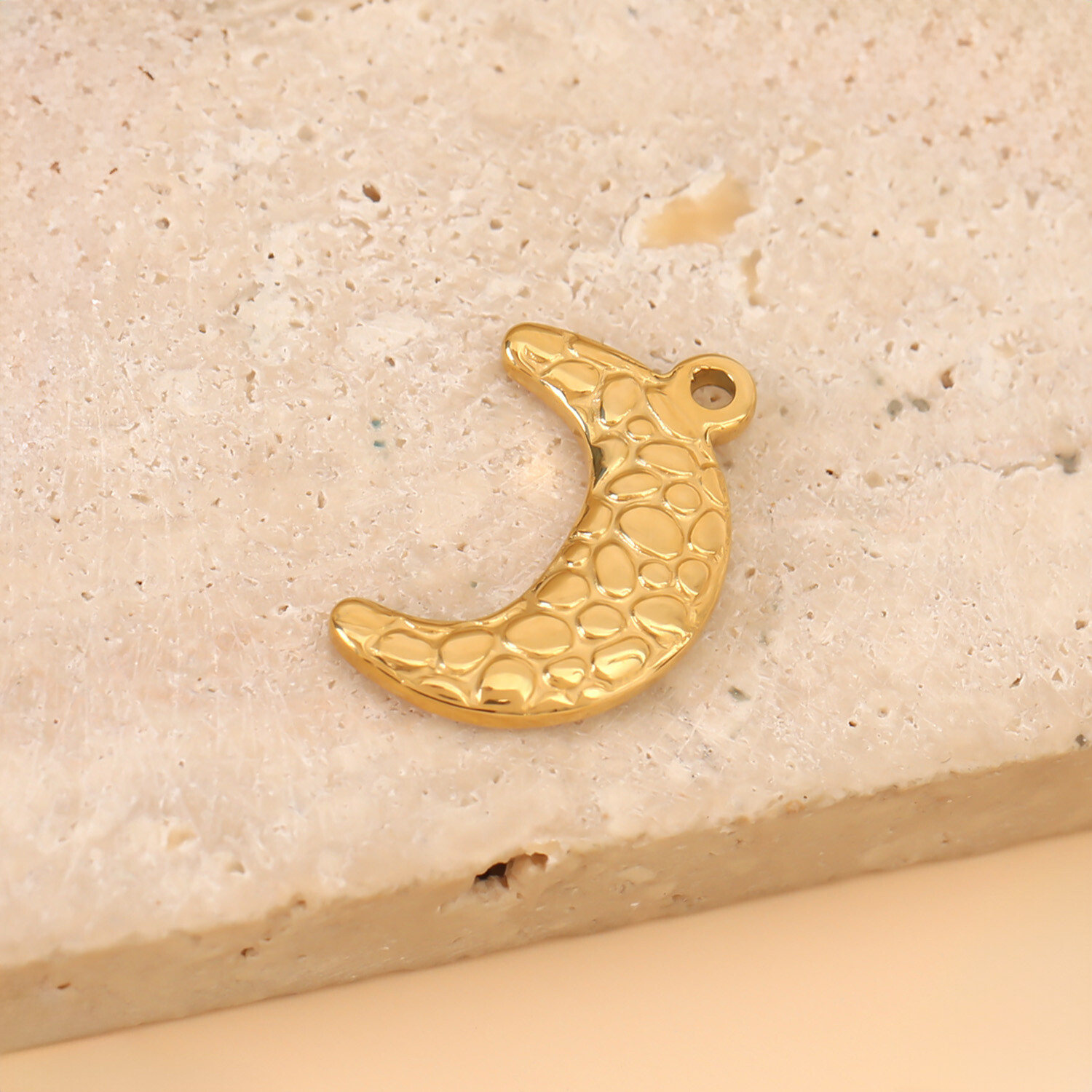 Grossiste Eclat Paris - Lot de 3 Pendentifs Croissant De Lune Doré Texturé