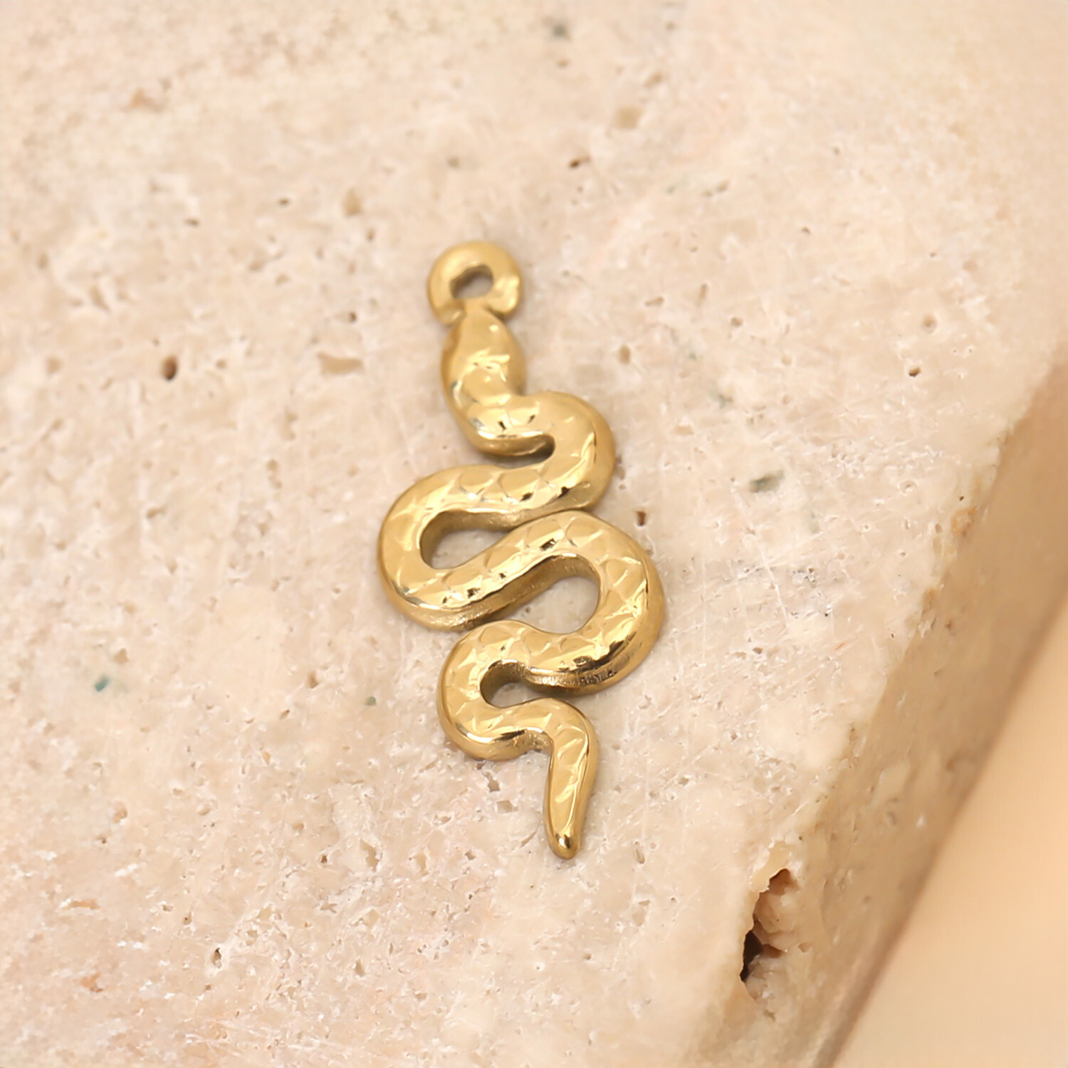 Grossiste Eclat Paris - Lot de 3 Pendentifs Serpent Doré Martelé