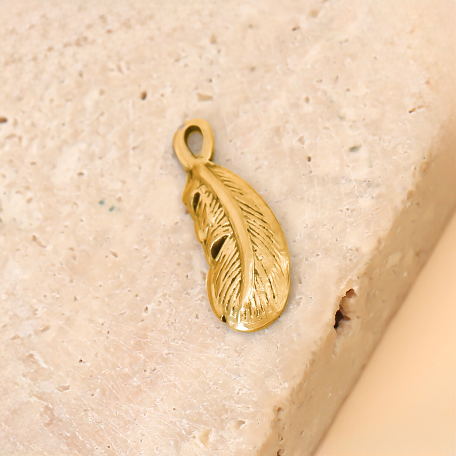 Grossiste Eclat Paris - Lot de 3 Pendentifs Plume Dorée Sculptée