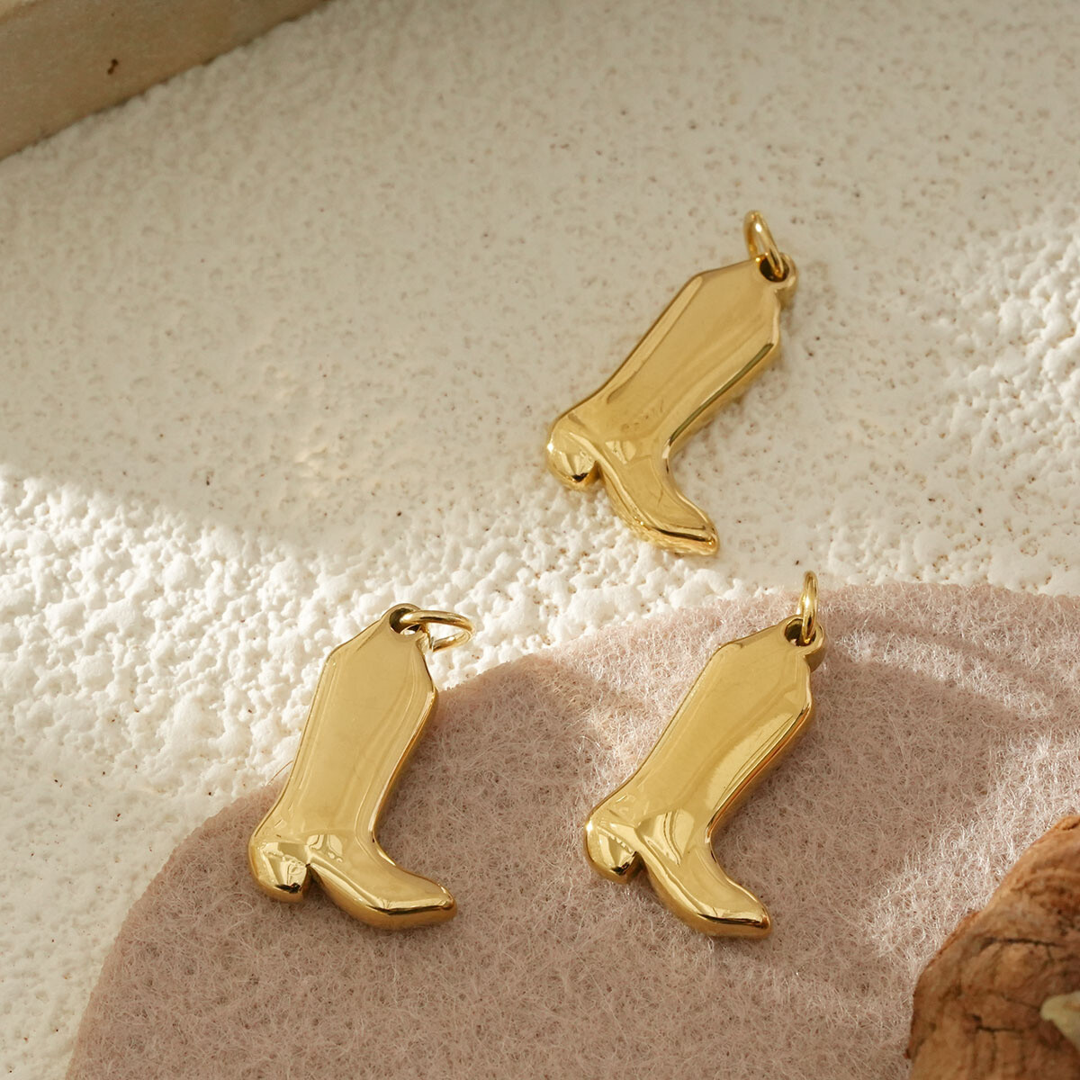 Grossiste Eclat Paris - Lot de 3 Pendentifs Botte Cowboy Doré