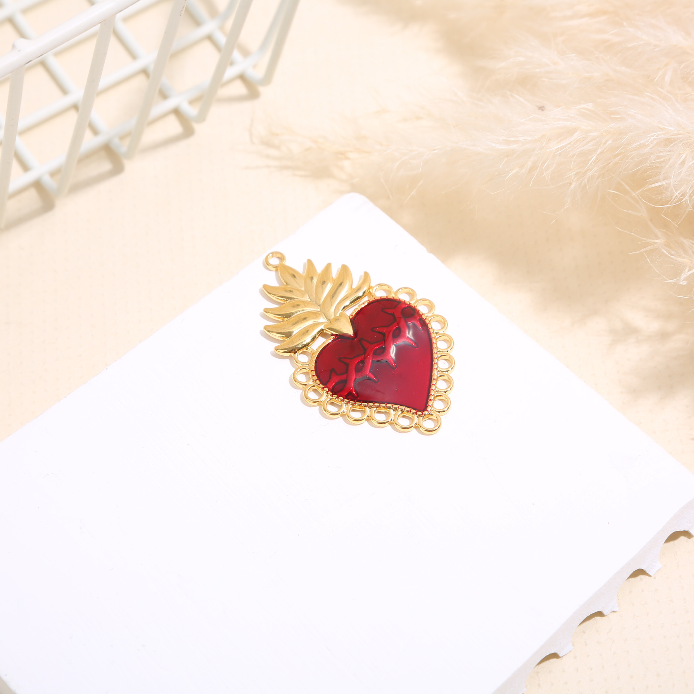 Grossiste Eclat Paris - Lot de 3 pendentifs dorés grands cœurs ex-voto résine rouge