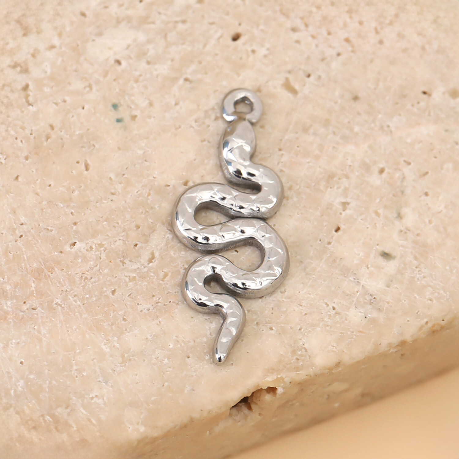 Grossiste Eclat Paris - Lot de 3 Pendentifs Serpent Argenté Martelé