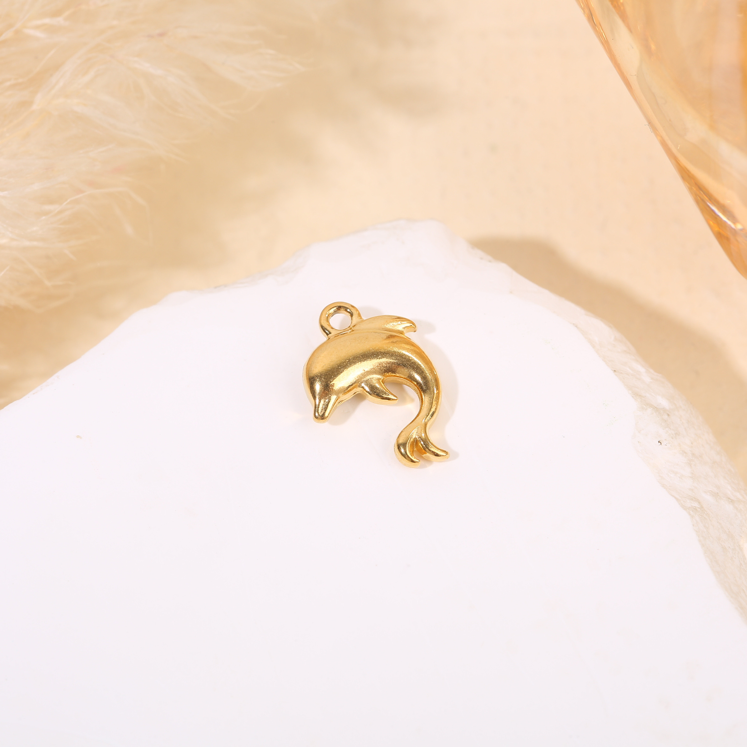 Grossiste Eclat Paris - Lot de 3 pendentifs dorés dauphins strassés