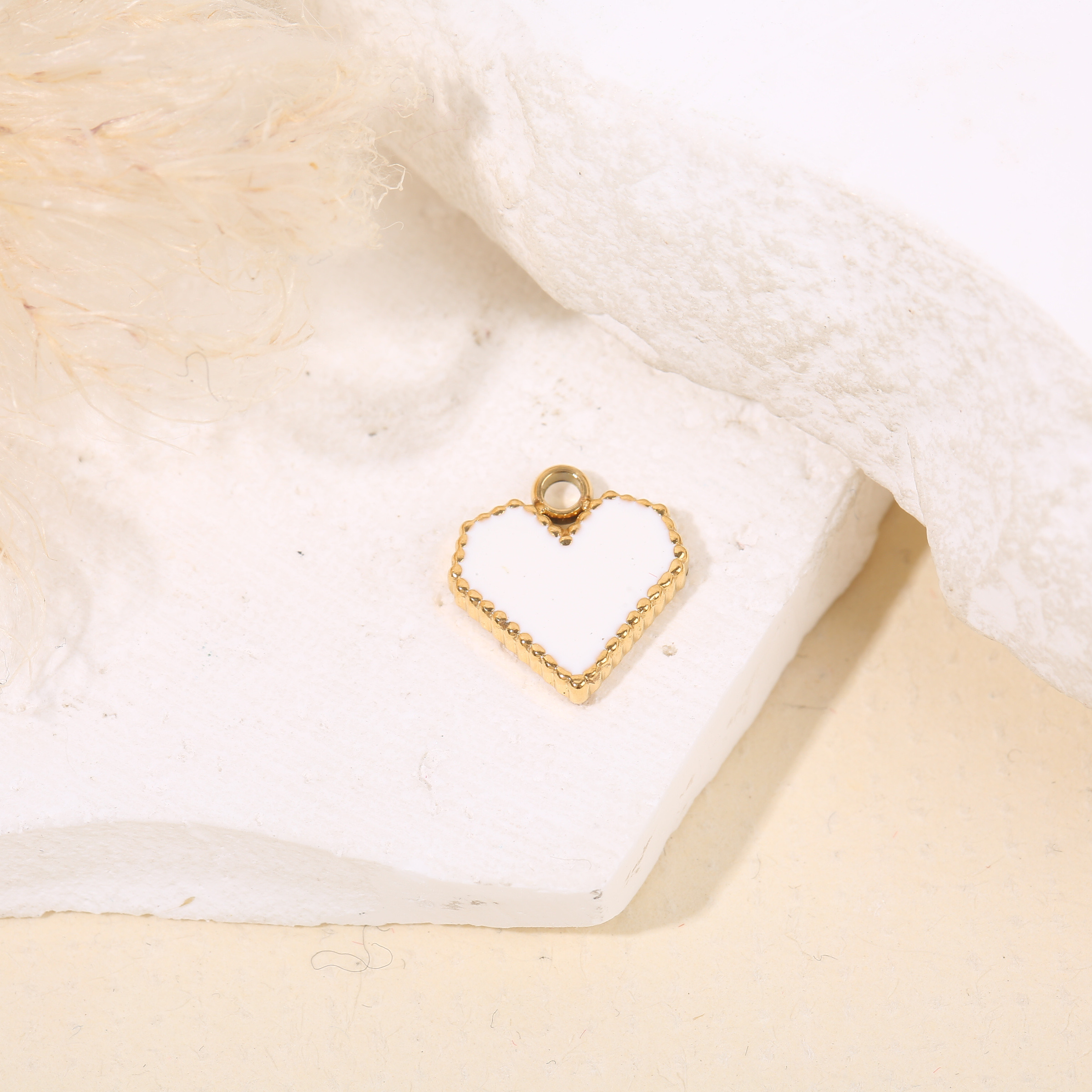 Grossiste Eclat Paris - Lot de 3 pendentifs dorés cœur émail blanche