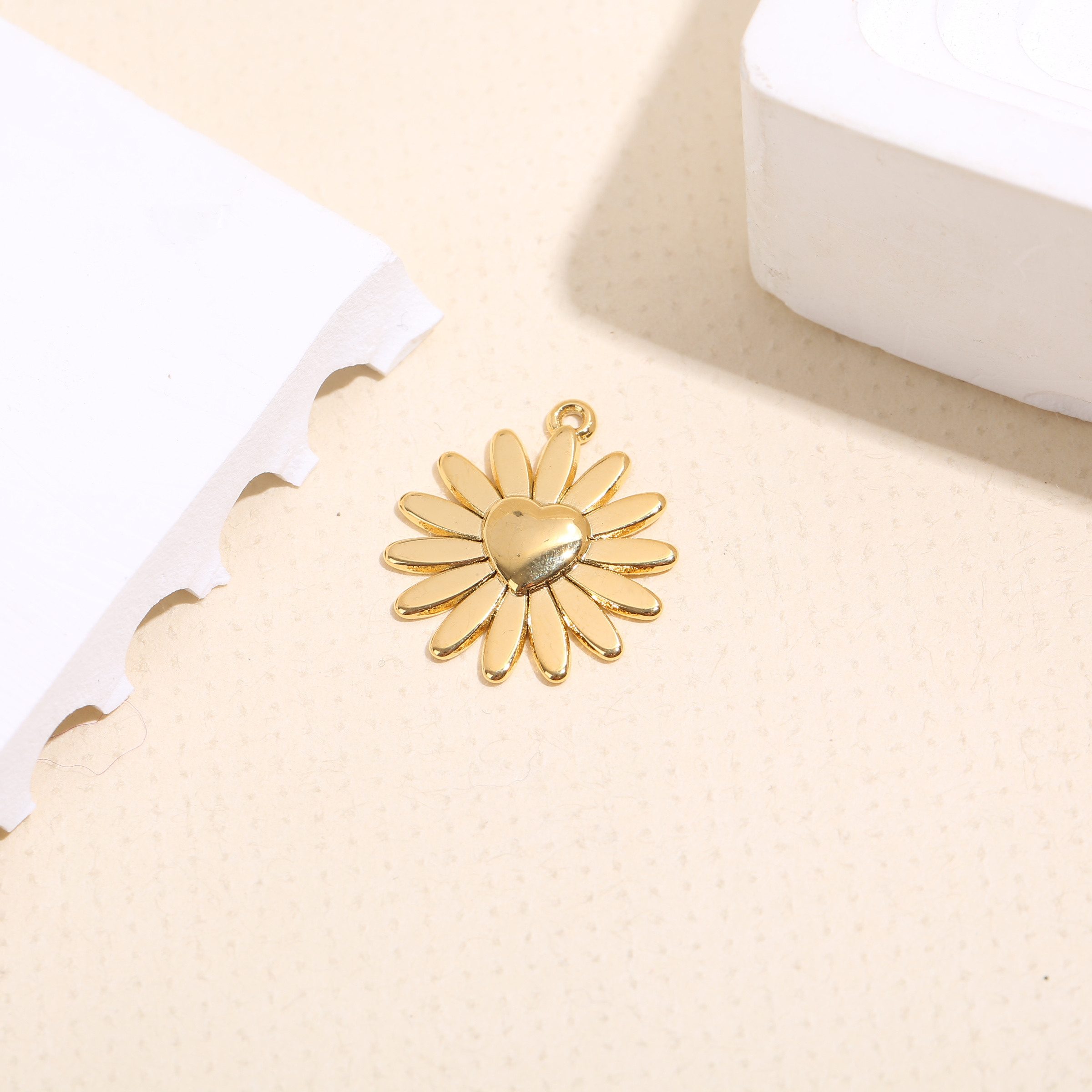 Grossiste Eclat Paris - Lot de 3 pendentifs dorés fleur avec cœur central