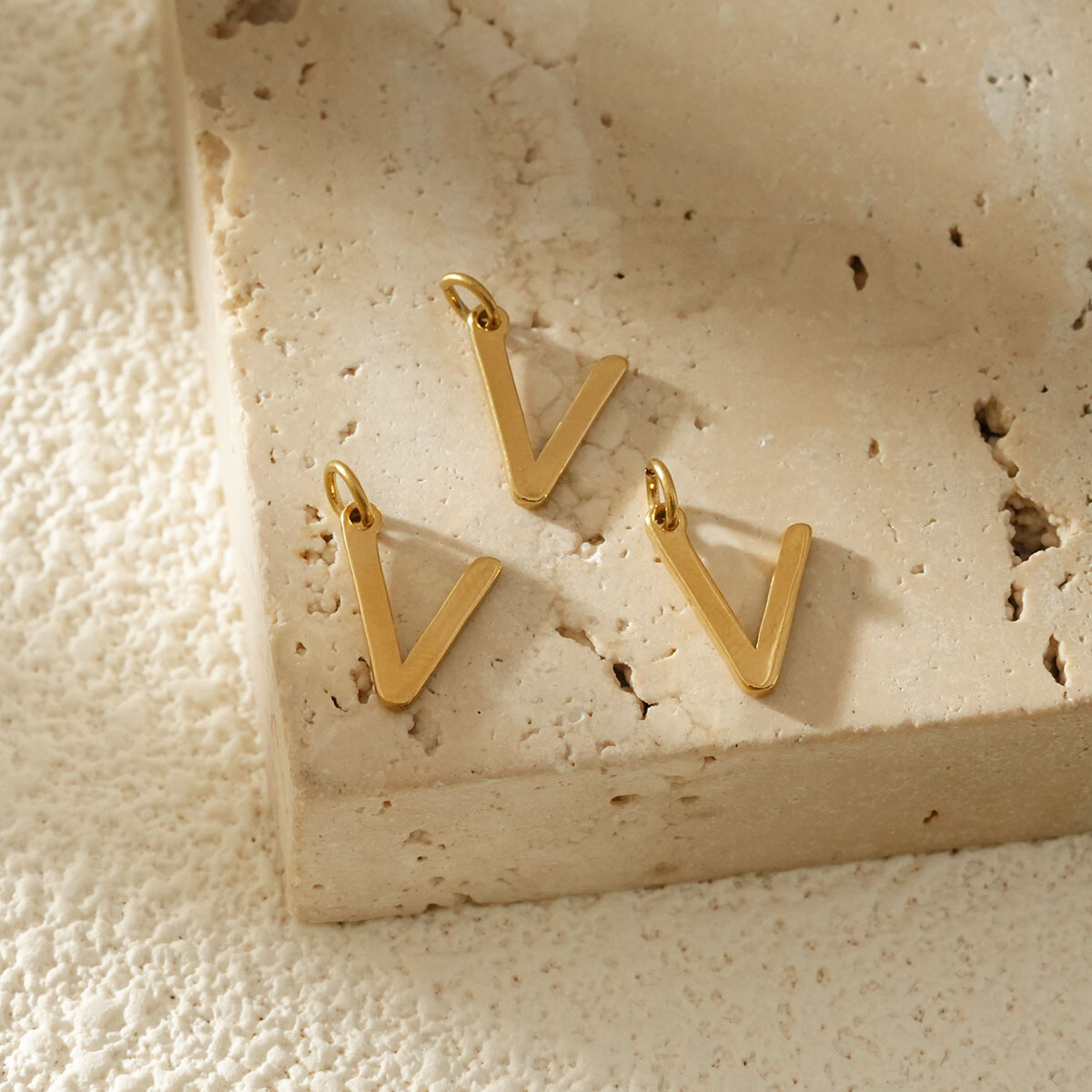 Mayorista Eclat Paris - Conjunto de 3 colgantes Alphabet Letter V Golden
