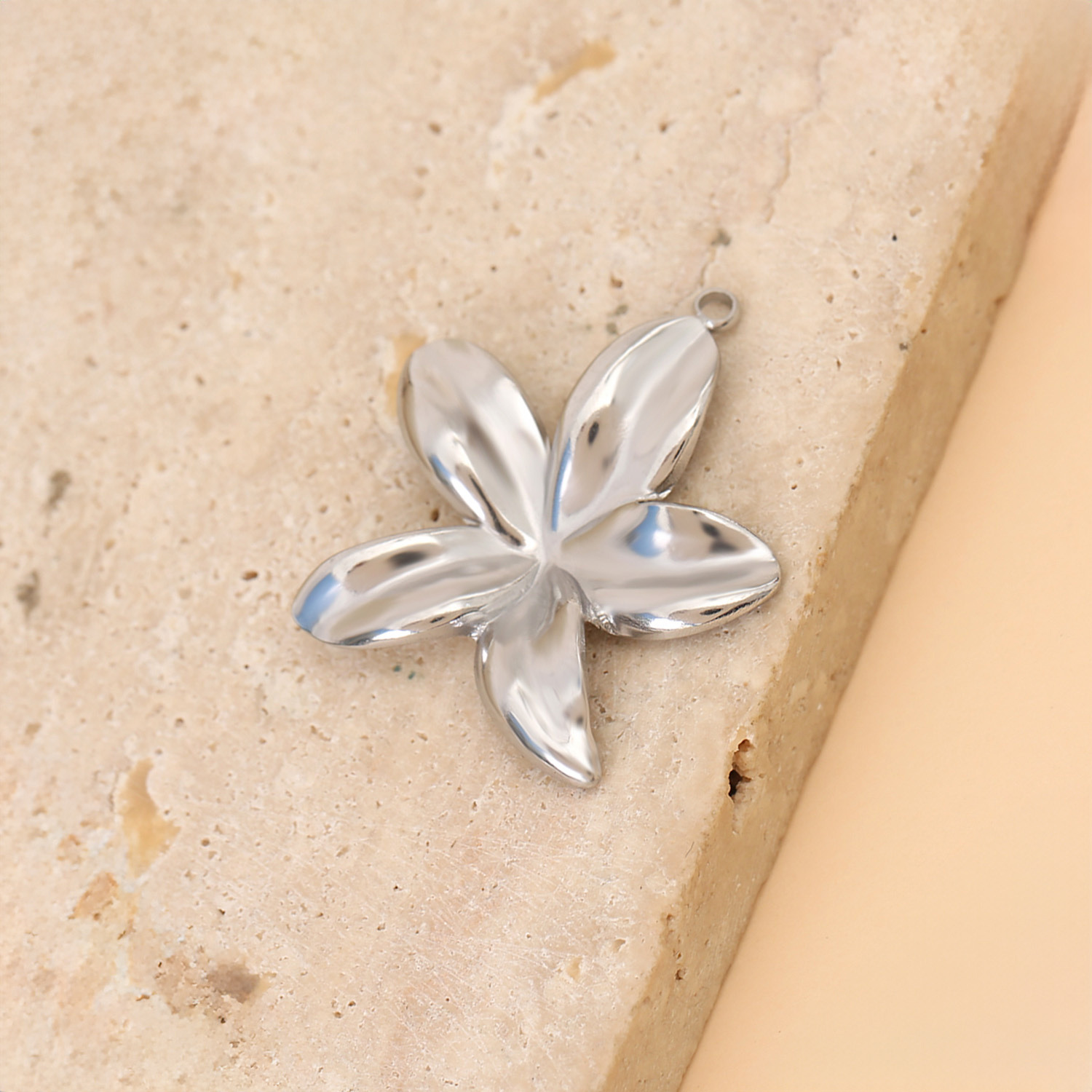 Wholesaler Eclat Paris - Lot of 3 silver shiny flower pendants