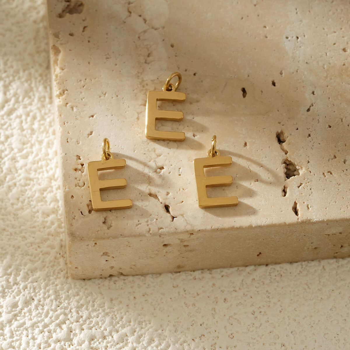 Mayorista Eclat Paris - Conjunto de 3 colgantes Alphabet Letter E Gold