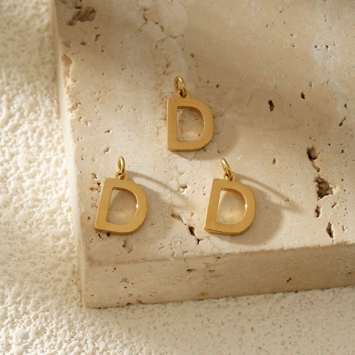 Mayorista Eclat Paris - Lot de 3 colgantes Alphabet Letter D Gold
