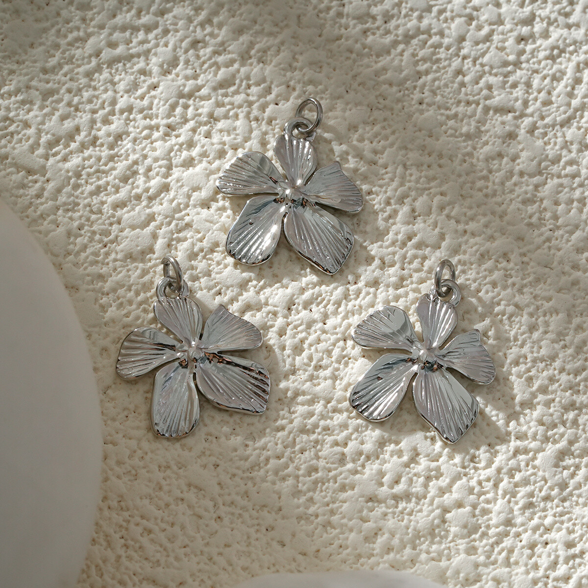 Mayorista Eclat Paris - Conjunto de 3 colgantes de flores talladas de plata