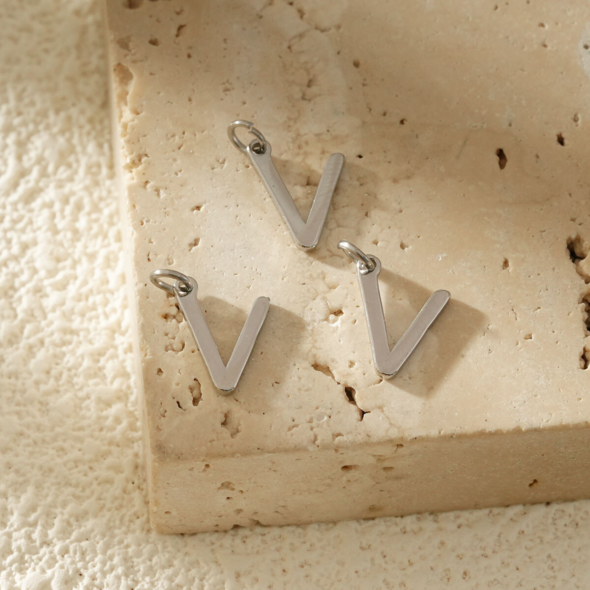 Mayorista Eclat Paris - Lot de 3 colgantes Alphabet Letter v Silver
