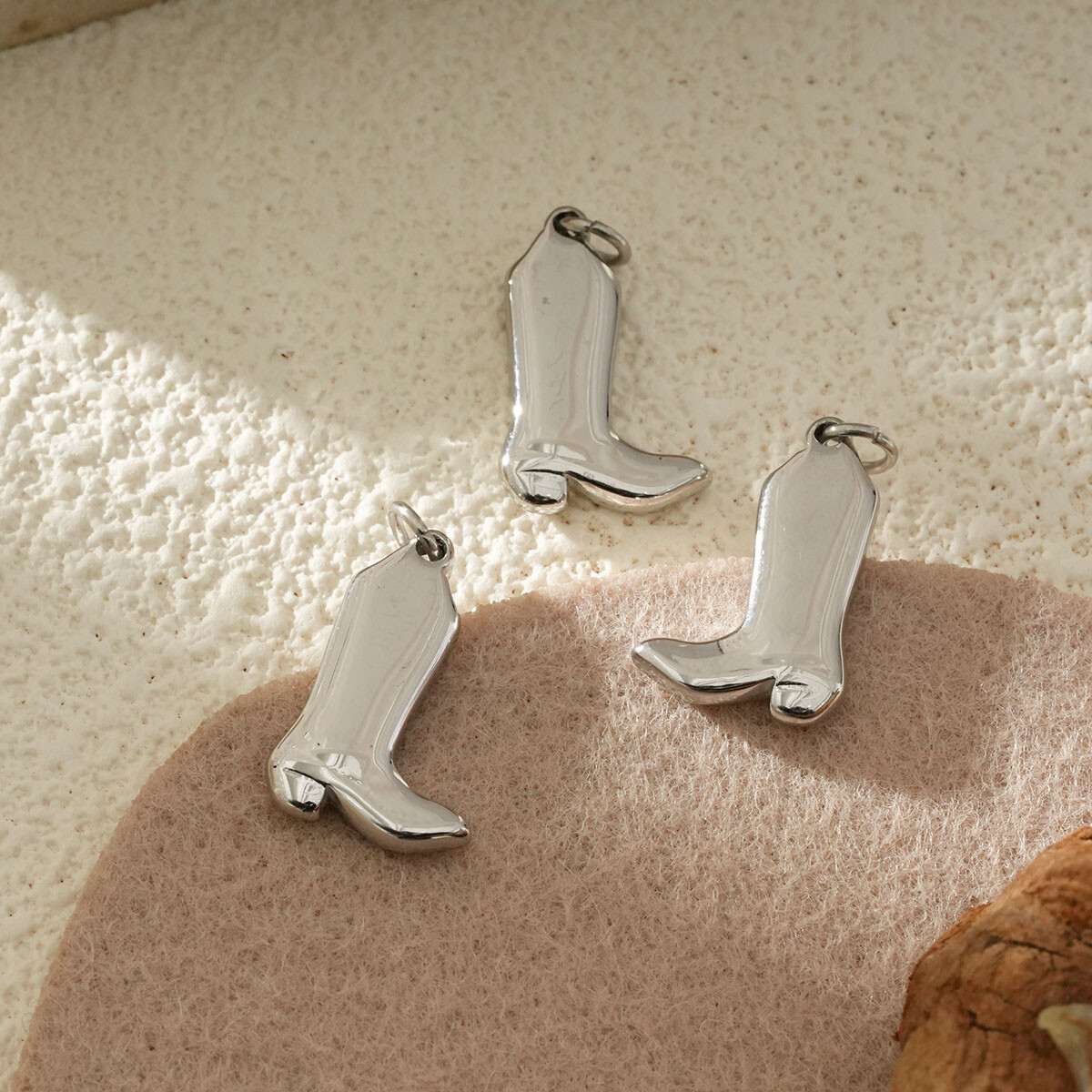 Grossiste Eclat Paris - Lot de 3 Pendentifs Botte Cowboy Argenté