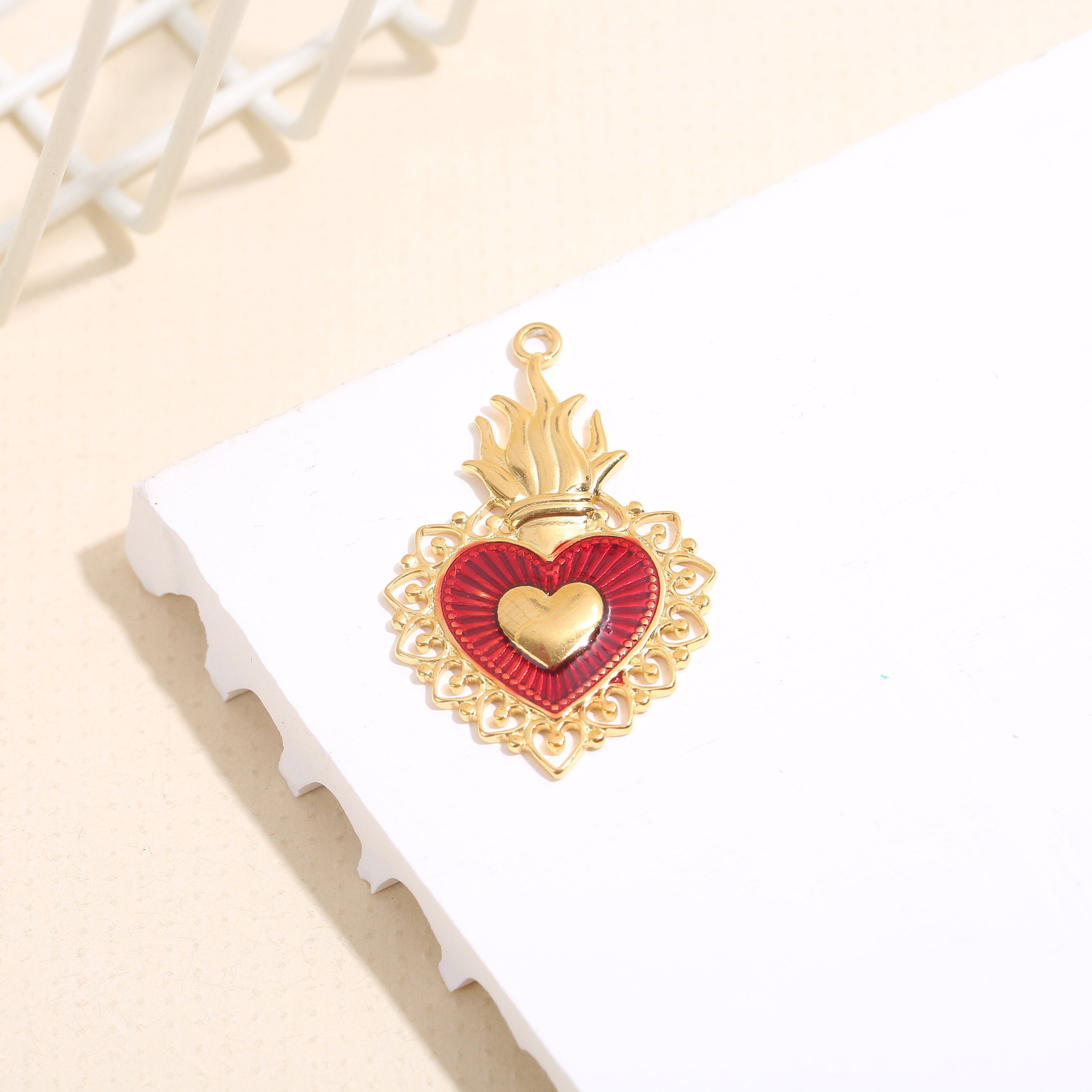 Grossiste Eclat Paris - Lot de 3 pendentifs dorés cœur ex-voto émail rouge ornés de cœurs ajourés