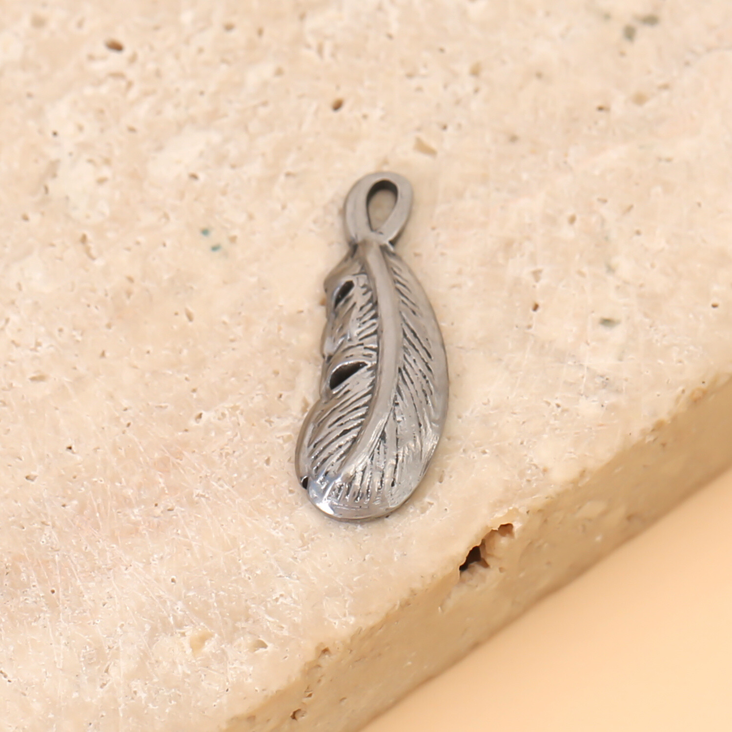 Grossiste Eclat Paris - Lot de 3 Pendentifs Plume Argentée Sculptée