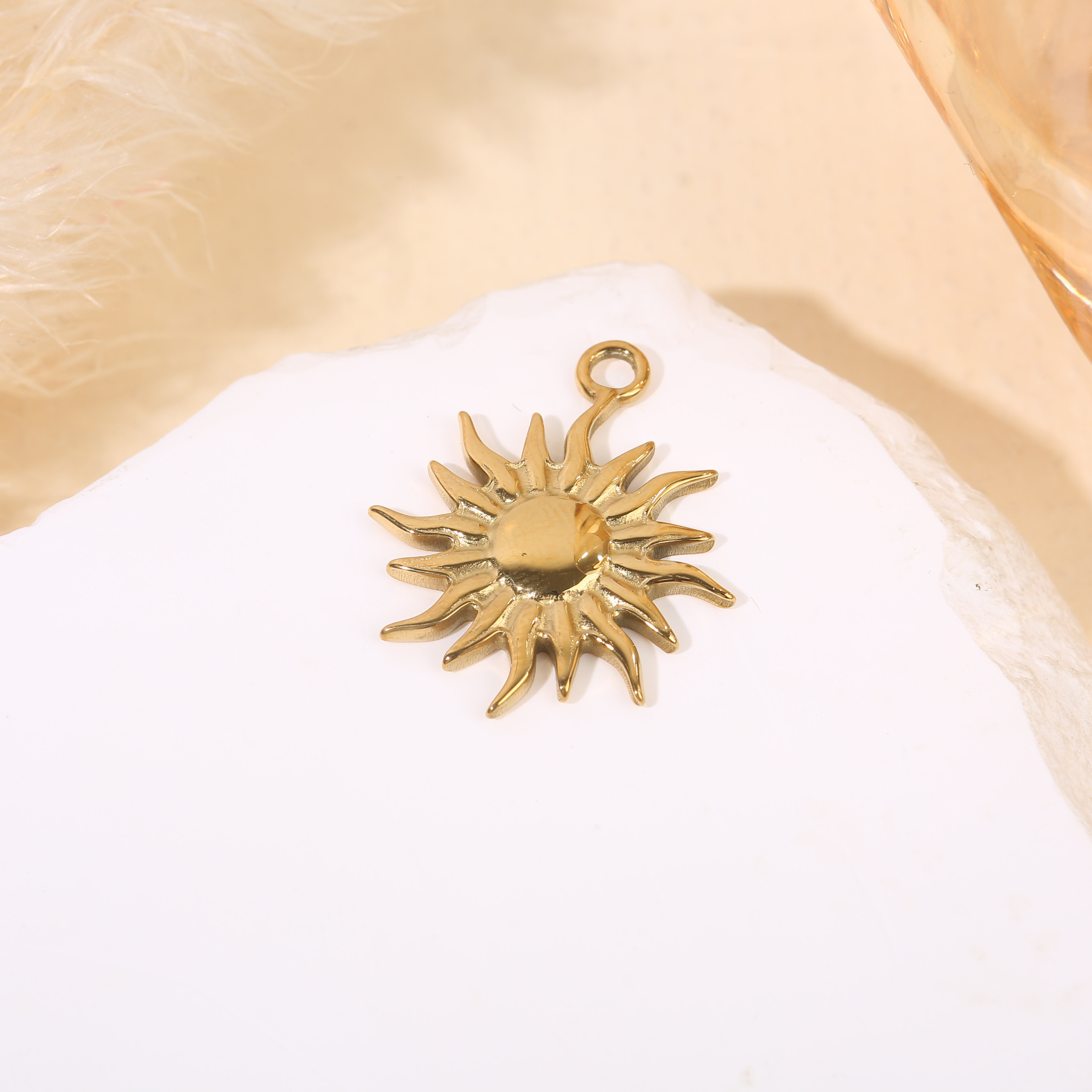Grossiste Eclat Paris - Lot de 3 pendentifs dorés soleil rayonnant