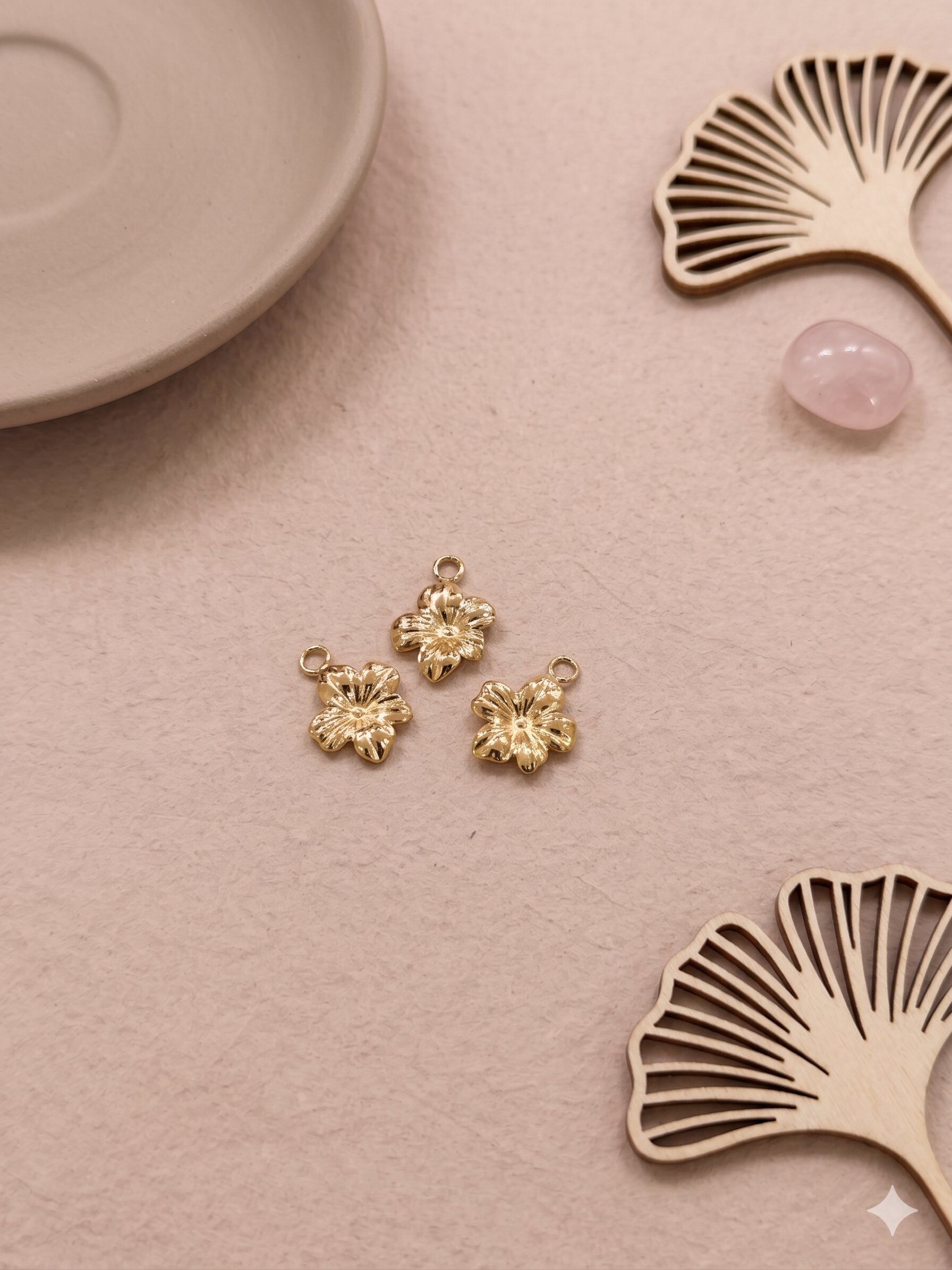Grossiste Eclat Paris - Lot de 3 pendentifs dorés fleur