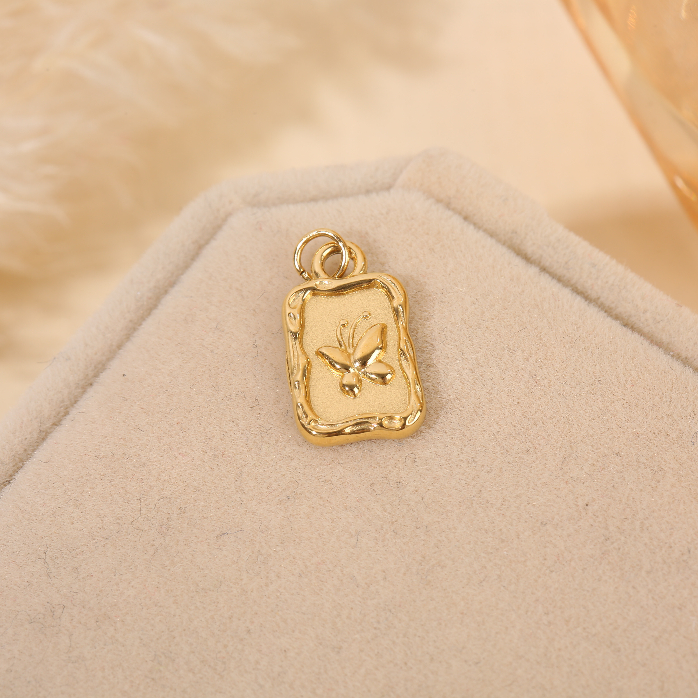 Grossiste Eclat Paris - Lot de 3 pendentifs dorés cadre papillon central