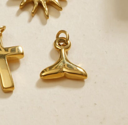 Wholesaler Eclat Paris - Set of 3 gold fish tail pendants