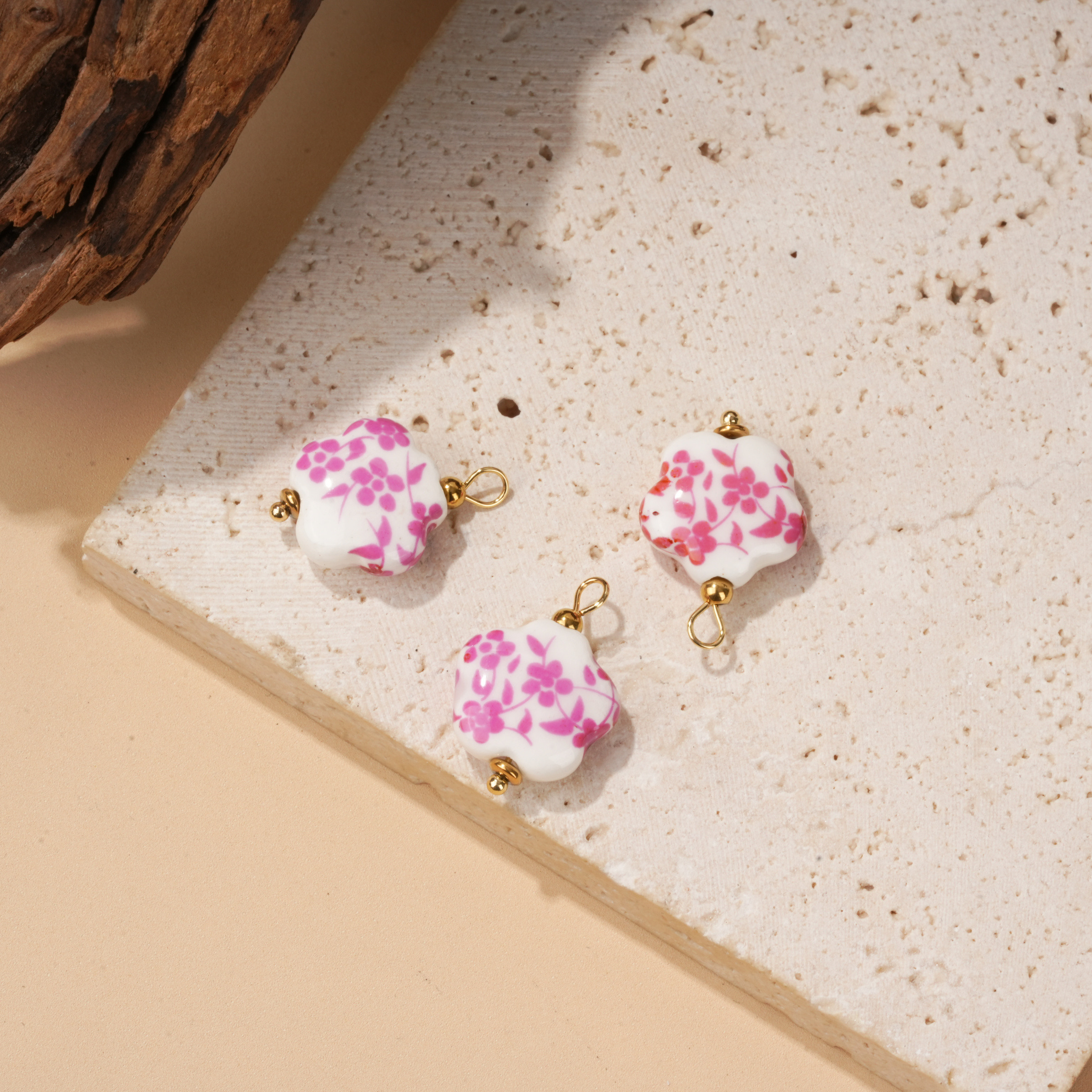Großhändler Eclat Paris - Set aus 3 rosa Porzellanblumen-Anhängern