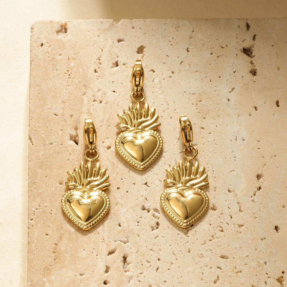 Grossiste Eclat Paris - Lot de 3 pendentifs cœurs dorés ex-voto