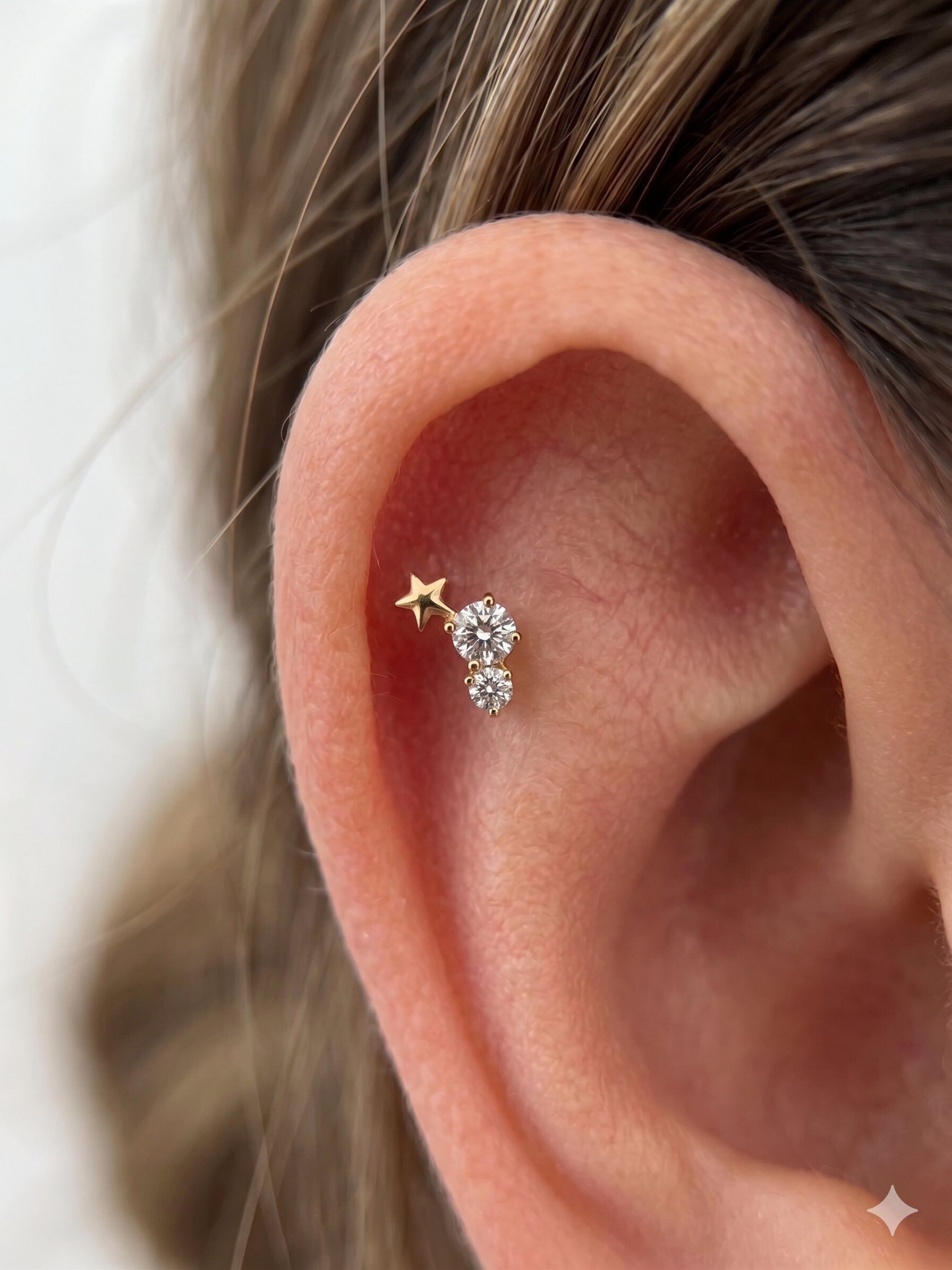 Großhändler Eclat Paris - Goldener Mini-Stern-Piercing mit zwei Titan-Strasssteinen