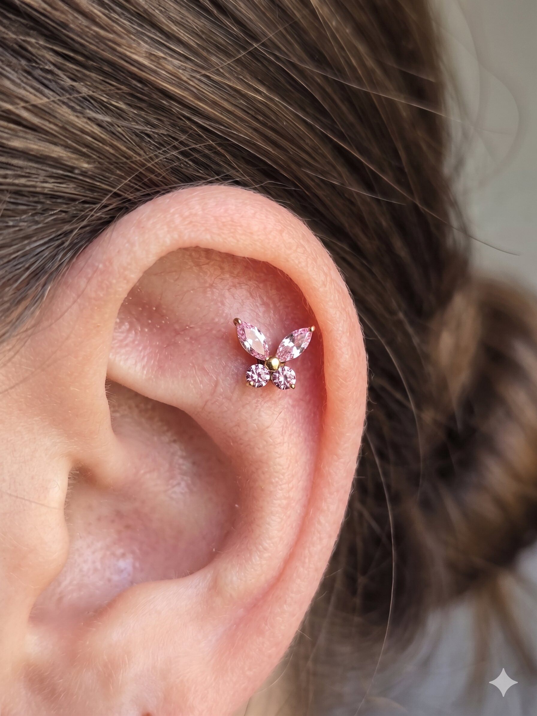 Großhändler Eclat Paris - Goldener Schmetterlingspiercing mit rosa Strasssteinen aus Titan