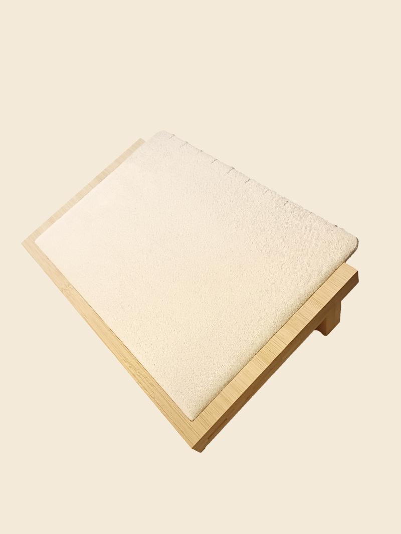Grossiste Eclat Paris - Présentoir plats velours beige pour chaînes