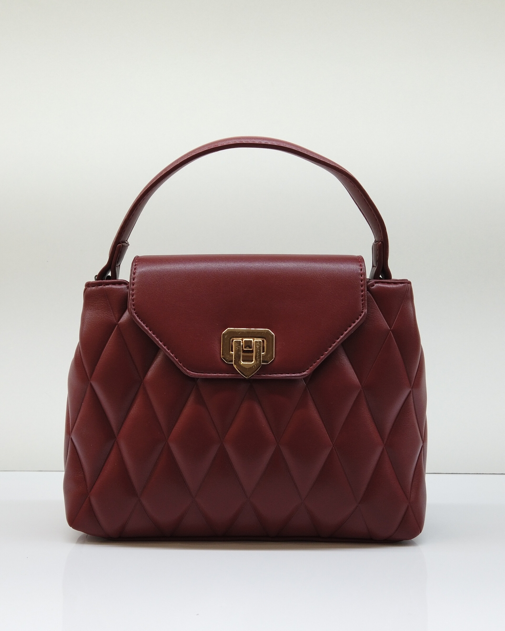 Wholesaler Elegance du Marais - Quilted handbag with clasp